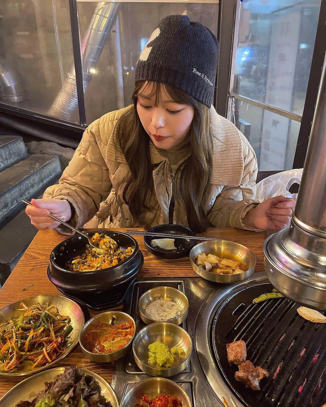 前田亜美さんのインスタグラム写真 - (前田亜美Instagram)「.. . もぐもぐ おにく…🇰🇷🌶️🍖🤍. . . 豚キムチチャーハン美味しかったよ〜〜〜!!  辛すぎるものは苦手だからいつも韓国食べるもの迷うんだけど今回は全て食べられたしキムチも全然辛くなかった!!   優勝🏆  ここだけの話、店員さんの｢辛くないです｣は信じないと決めてる絶対辛いから🌶(˶ ̇ ̵ ̇˶ )笑 . . .   #🇰🇷 #韓国旅行   #韓国グルメ  #サムギョプサル  食べに行ったけど お店イチオシだった違う部位のお肉食べた（え）」11月21日 12時29分 - ami___maeda0601