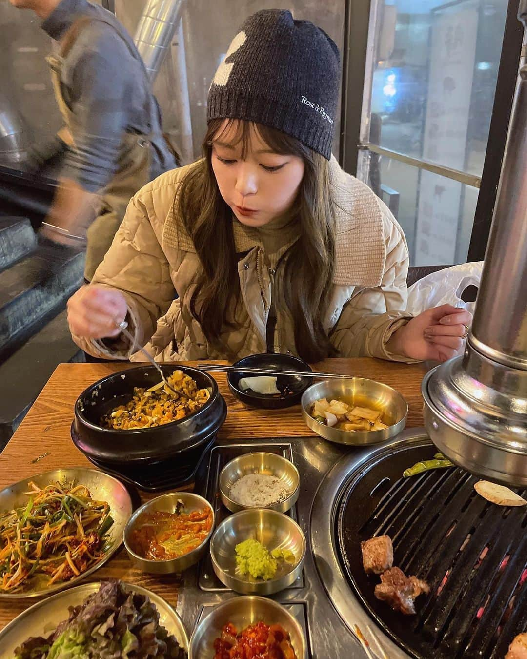 前田亜美さんのインスタグラム写真 - (前田亜美Instagram)「.. . もぐもぐ おにく…🇰🇷🌶️🍖🤍. . . 豚キムチチャーハン美味しかったよ〜〜〜!!  辛すぎるものは苦手だからいつも韓国食べるもの迷うんだけど今回は全て食べられたしキムチも全然辛くなかった!!   優勝🏆  ここだけの話、店員さんの｢辛くないです｣は信じないと決めてる絶対辛いから🌶(˶ ̇ ̵ ̇˶ )笑 . . .   #🇰🇷 #韓国旅行   #韓国グルメ  #サムギョプサル  食べに行ったけど お店イチオシだった違う部位のお肉食べた（え）」11月21日 12時29分 - ami___maeda0601