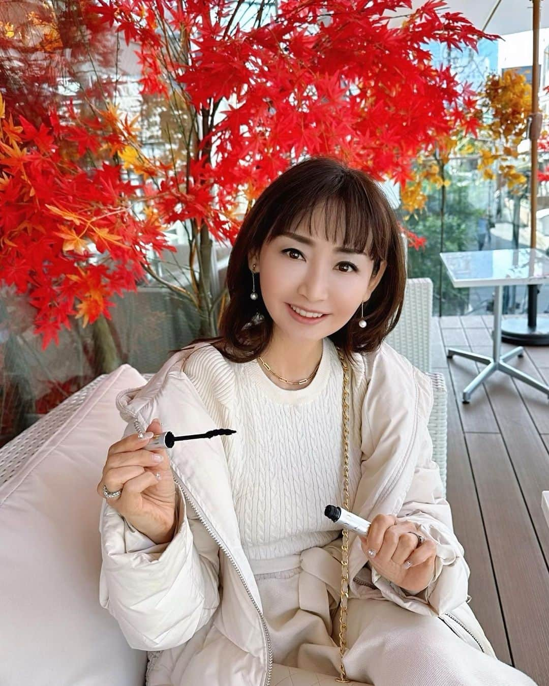 長谷川夕希子のインスタグラム：「夕希's makeup cosmetics💄  マスカラ と アイライナー 良いのに出会うと めっちゃメイクが良い感じになるよね🥰  何より、メイク時間が 断然 "時短"になる❣️  私が愛用中の アイライナー&マスカラは、 以前も紹介した 『フェアリードロップス クアトロラッシュエレガント』(マスカラフィルムタイプ)✨ と 『フェアリードロップス ミラクルライナーエレガント』✨ @fairydropstokyo.official  日米特許の4つ玉ブラシが特徴のマスカラは、しっかりまつ毛の根元から塗れて、ダマにならずに ロング・ボリューム・カールキープ・セパレートできるよ😘  アイライナーは、 目元の肌の平坦では無いカーブにもスーッとクッキリグロッシーな🖤色で塗りやすいの👍✨ そして凄いのは、 しっかり持続性があるのに、 塗ったラインを 失敗しても、綿棒ですぐに取れるのも気に入ってる😊🎵  @fairydropstokyo.official マスカラ&アイライナーは、 美容成分入りで 汗、涙、皮脂に強く、 マスカラはお湯でツルンと、 アイライナーは、 いつもの洗顔料とお湯で落とせるからお肌に負担を与えにくいのも特徴✨ 　 本日17:00に テレビショッピング・通販 チャンネル 『QVC』で マスカラ開発者の フランコあや さん @ayayasudafairydrops  がゲストで 紹介されるよ❣️  この機会に是非見てみてね😉✨  @fairydropstokyo.official   @ayayasudafairydrops   #FAIRYDROPS #フェアリードロップス #マスカラ #4つブラシ #アイライナー #筆ブラシ #極細ライン #幅広ライン #メイク #qvc #qvcジャパン#qvcbeauty #通販 #テレビショッピング #アラフォー美容 #アラフィフ美容 #美魔女 #大人美容」