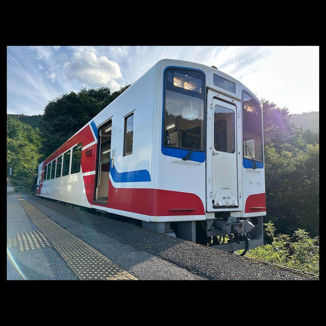 伊藤壮吾のインスタグラム：「鉄道ダイヤ情報1月号、本日発売です！ 今月号から三陸の旅がスタート。 チェックよろしくお願いします！」