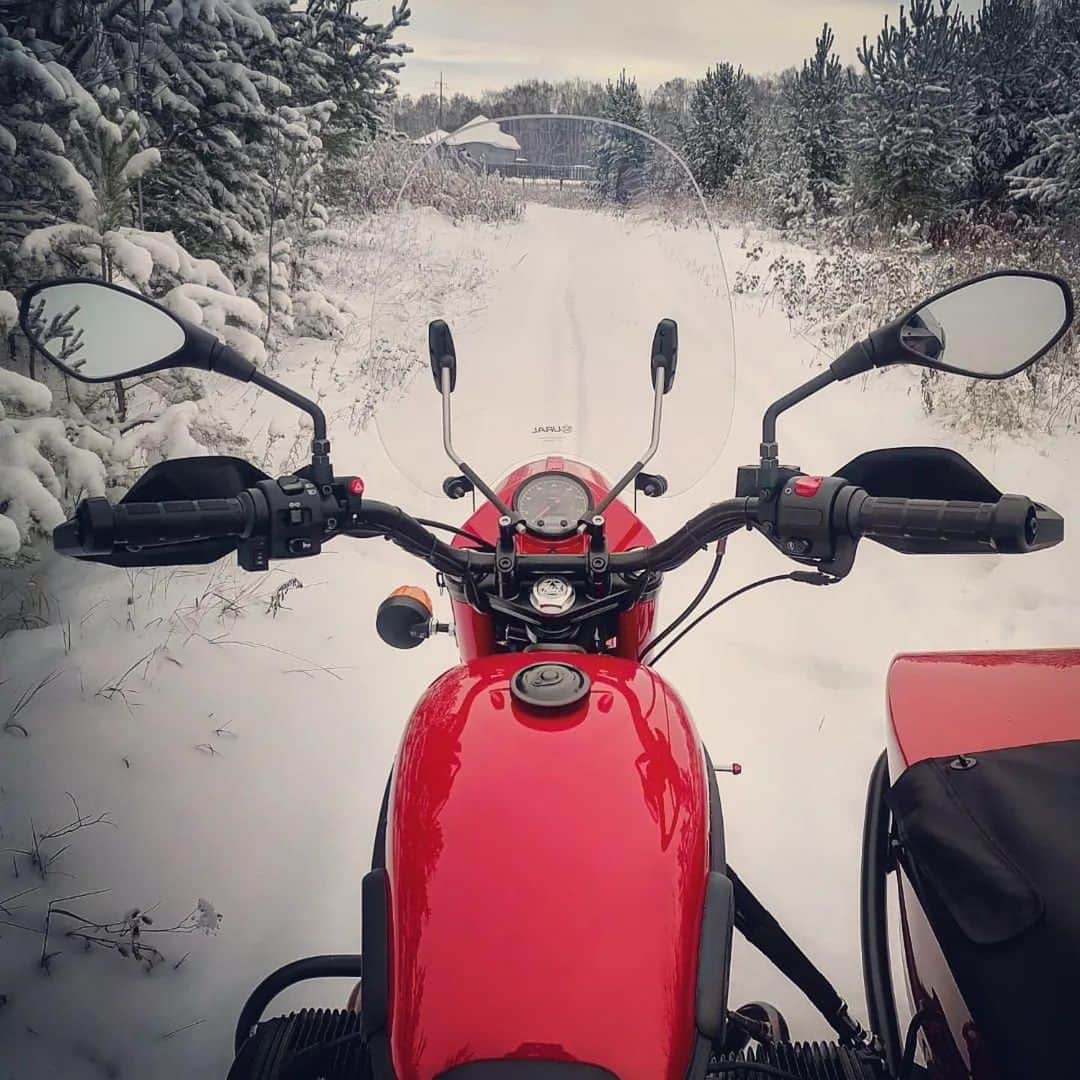 Ural Motorcyclesさんのインスタグラム写真 - (Ural MotorcyclesInstagram)「今年の年末まであとわずか！ウラル乗りにとって、シーズン関係なく一年中ライドを楽しめることが何よりの醍醐味ですね☃️ 📸: ウラル工場のテストライダー @imz_factory_testing」11月21日 12時39分 - ural_japan_official