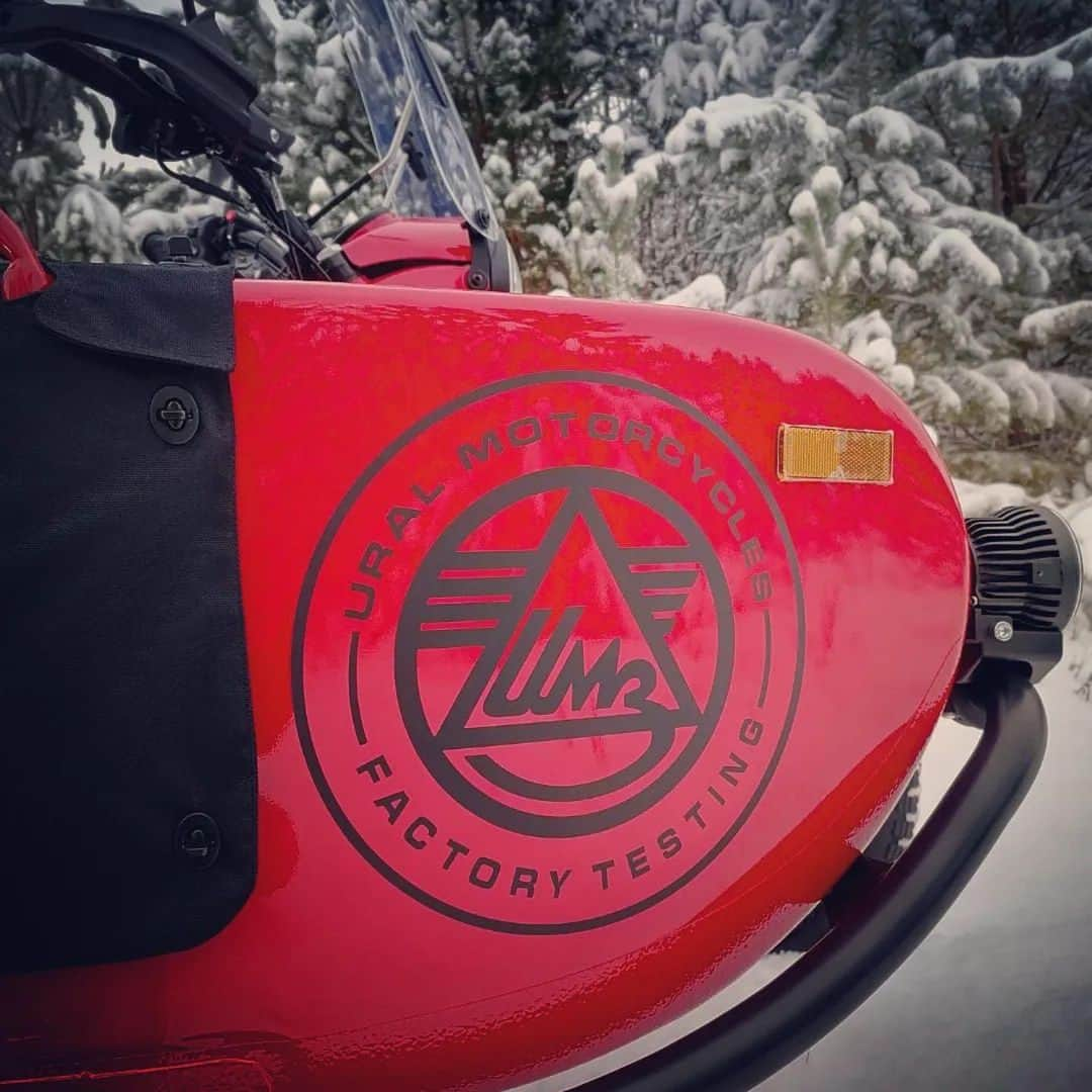 Ural Motorcyclesさんのインスタグラム写真 - (Ural MotorcyclesInstagram)「今年の年末まであとわずか！ウラル乗りにとって、シーズン関係なく一年中ライドを楽しめることが何よりの醍醐味ですね☃️ 📸: ウラル工場のテストライダー @imz_factory_testing」11月21日 12時39分 - ural_japan_official