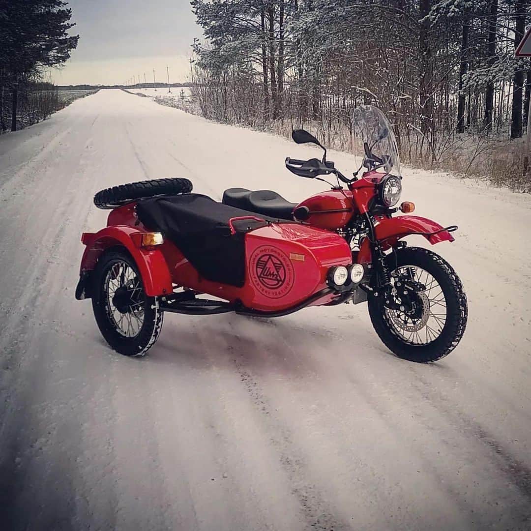 Ural Motorcyclesのインスタグラム：「今年の年末まであとわずか！ウラル乗りにとって、シーズン関係なく一年中ライドを楽しめることが何よりの醍醐味ですね☃️ 📸: ウラル工場のテストライダー @imz_factory_testing」