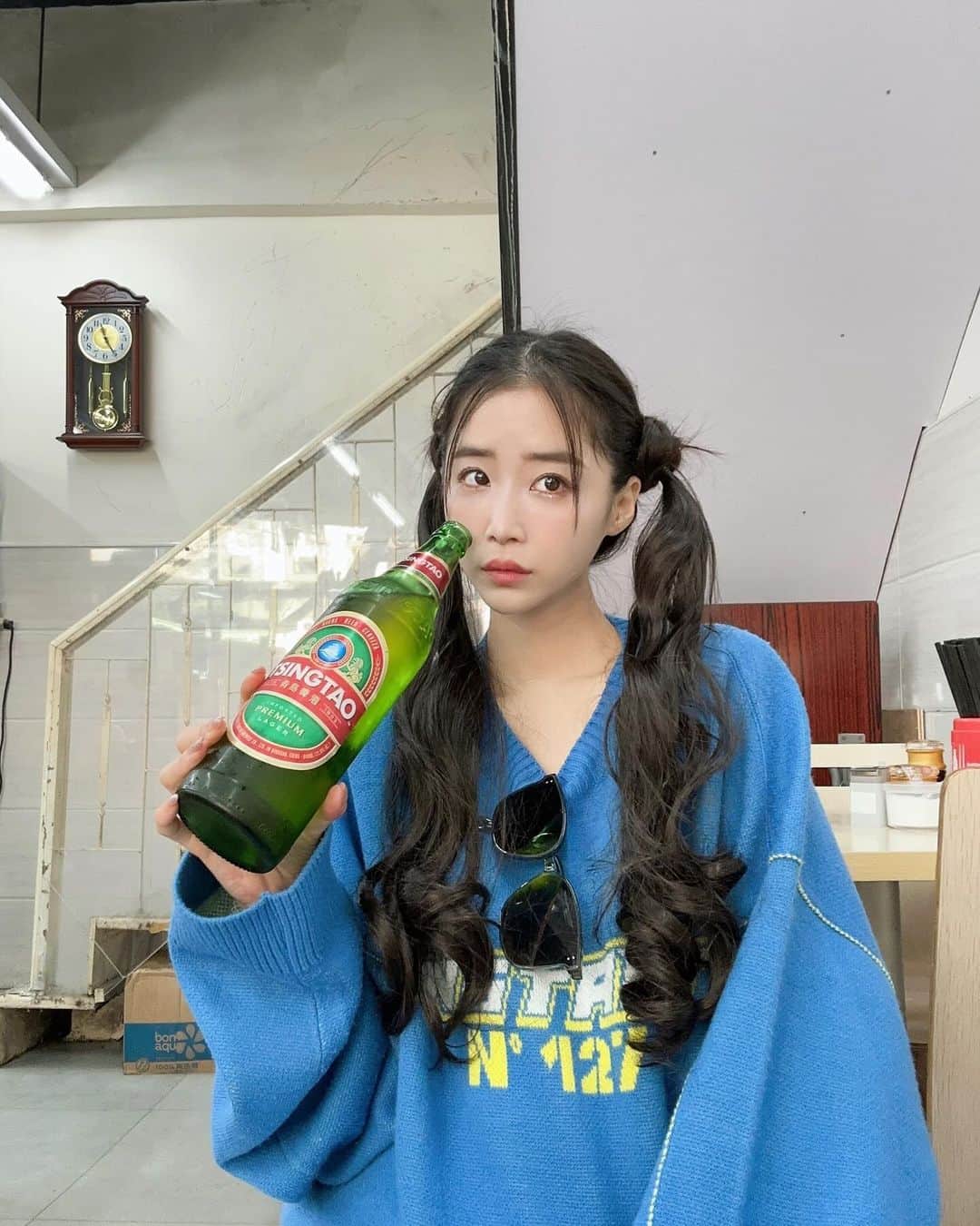 休井美郷のインスタグラム：「お昼前からビールたのんだらとんでもないサイズでてきたよ。  #マカオ」