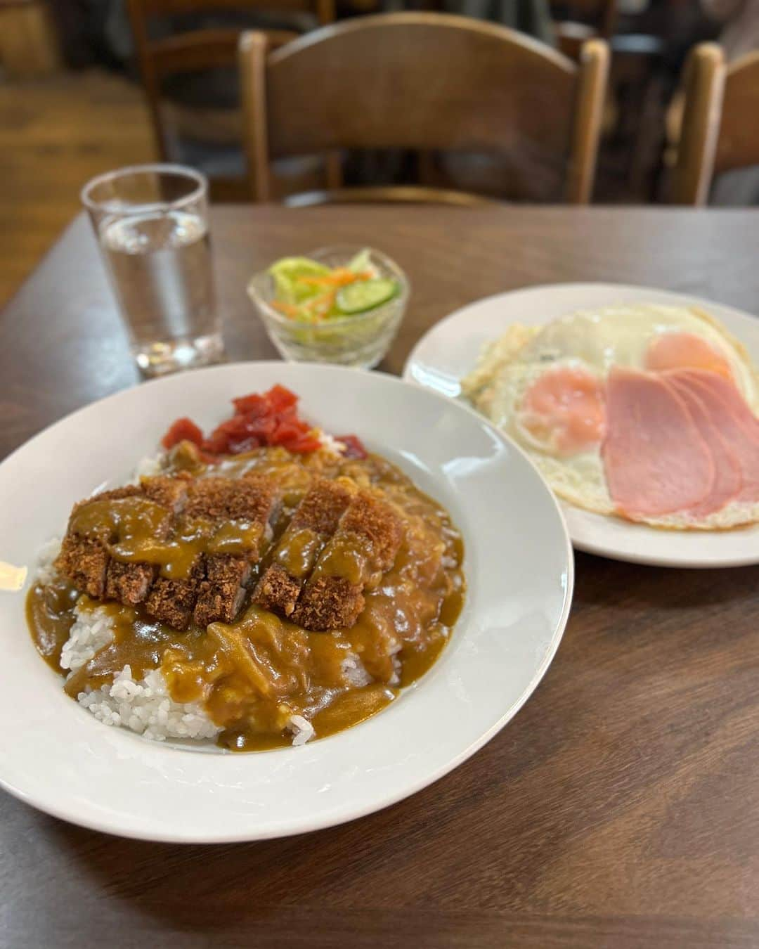 梅田啓介のインスタグラム：「結局カツカレーサイコー  #大衆食堂 #大衆食堂カレー #カツカレー #カレーライス #ハムエッグ」