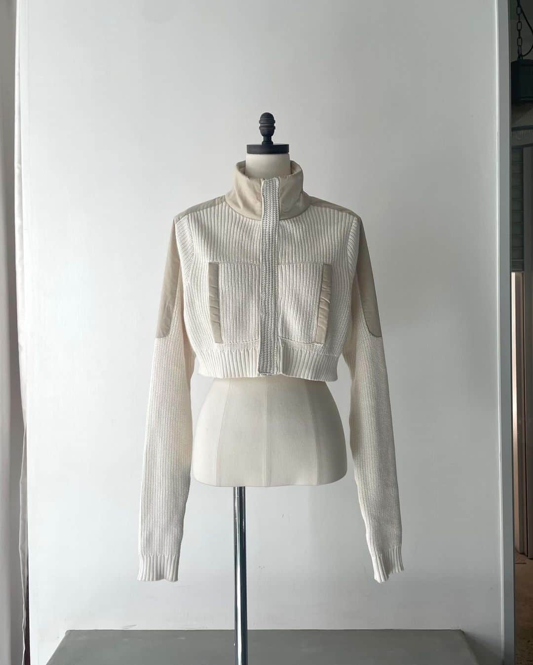 のインスタグラム：「ReStock - Ivory&khaki color Zip-up Mock Neck Knit 11.22 wed 20:00-  #JUEMI」