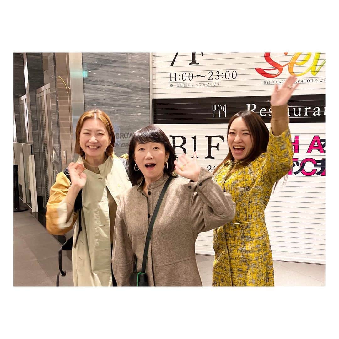 阿部洋子さんのインスタグラム写真 - (阿部洋子Instagram)「🗒🪄  お知らせです👯‍♀️  今年5月？か6月？くらいから、 こっそりスタートしていた、 ポッドキャスト  先週のJ-WAVE「ALL GOOD FRIDAY」で チラリ話題にのぼったので、 調子に乗ってこっそり宣伝しますー🙄  「チホコとヒロコの…女子ののびしろ。」  今までは、 チホコさん @baecheee とふたりでやってたんだけど  来週配信分から、 前にUstream懐でやってた 「ラブシネマTV」を復活させて、、、 みんしるねーやん @minsilchung が加わります👏👏👏  なので、月に1回くらい映画のお話をします😊  タイトルは、 「チホコとヒロコ 女子ののびしろ。時々みんしるシネマ」に  きのうは、その収録と 突如インスタライブをしてみたのでした🕺  おヒマな時に聞いてみてね だいたい隔週日曜日に配信してます！  実はディレクターもプロデューサーも ちゃんといるんだよ😱  https://open.spotify.com/episode/0vhZmu5t9pwMF5cORKihvC?si=oPnjSvwETgysDtPaRp_gNw  ココに貼っても飛べないか💦 #spotify で、 #チホコとヒロコ #女子ののびしろ  で検索してみてね👯‍♀️」11月21日 12時37分 - hirocoring