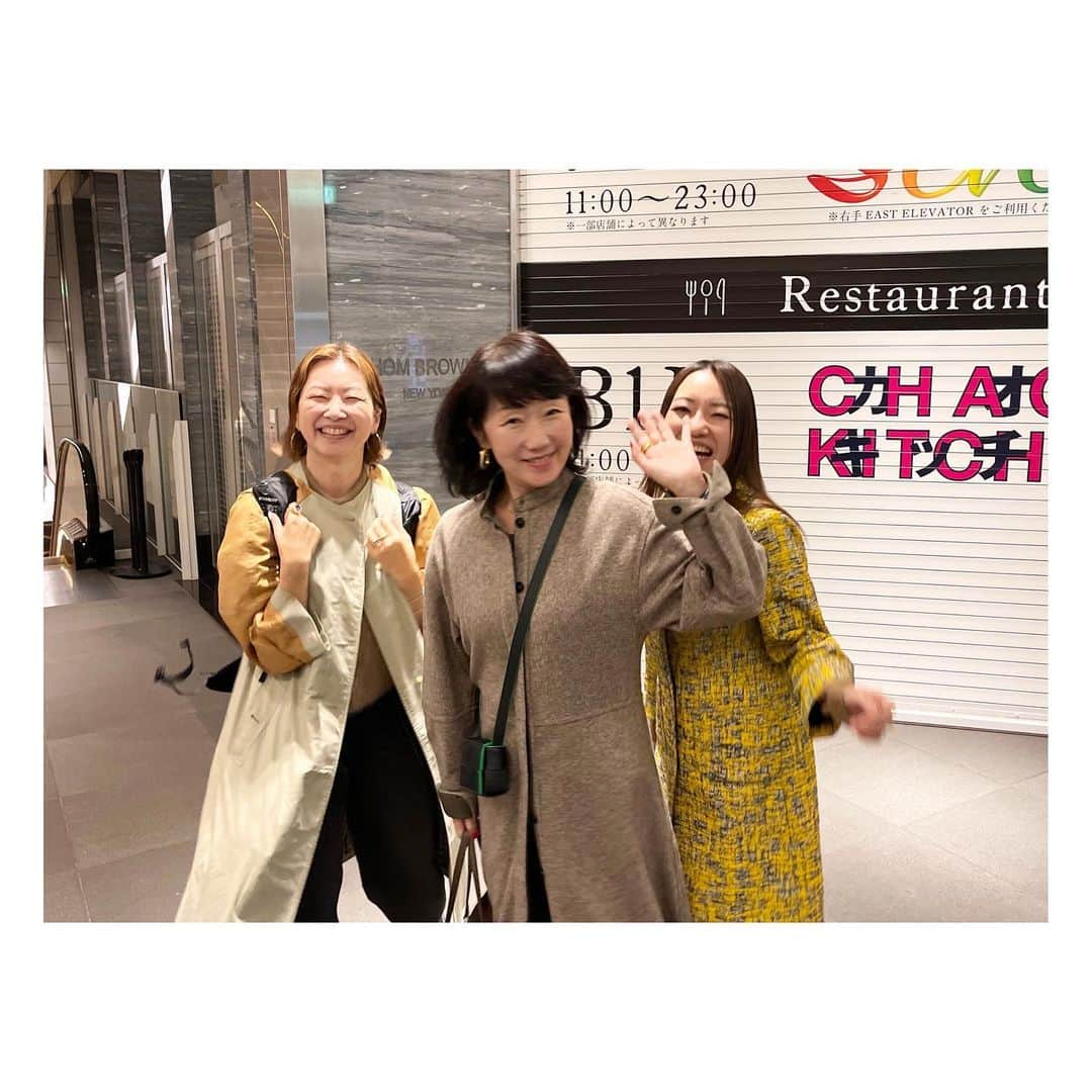 阿部洋子さんのインスタグラム写真 - (阿部洋子Instagram)「🗒🪄  お知らせです👯‍♀️  今年5月？か6月？くらいから、 こっそりスタートしていた、 ポッドキャスト  先週のJ-WAVE「ALL GOOD FRIDAY」で チラリ話題にのぼったので、 調子に乗ってこっそり宣伝しますー🙄  「チホコとヒロコの…女子ののびしろ。」  今までは、 チホコさん @baecheee とふたりでやってたんだけど  来週配信分から、 前にUstream懐でやってた 「ラブシネマTV」を復活させて、、、 みんしるねーやん @minsilchung が加わります👏👏👏  なので、月に1回くらい映画のお話をします😊  タイトルは、 「チホコとヒロコ 女子ののびしろ。時々みんしるシネマ」に  きのうは、その収録と 突如インスタライブをしてみたのでした🕺  おヒマな時に聞いてみてね だいたい隔週日曜日に配信してます！  実はディレクターもプロデューサーも ちゃんといるんだよ😱  https://open.spotify.com/episode/0vhZmu5t9pwMF5cORKihvC?si=oPnjSvwETgysDtPaRp_gNw  ココに貼っても飛べないか💦 #spotify で、 #チホコとヒロコ #女子ののびしろ  で検索してみてね👯‍♀️」11月21日 12時37分 - hirocoring