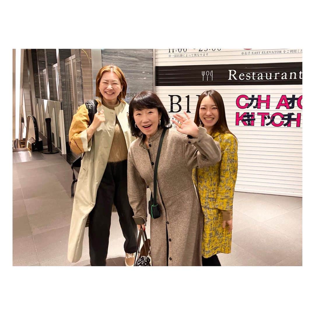 阿部洋子のインスタグラム：「🗒🪄  お知らせです👯‍♀️  今年5月？か6月？くらいから、 こっそりスタートしていた、 ポッドキャスト  先週のJ-WAVE「ALL GOOD FRIDAY」で チラリ話題にのぼったので、 調子に乗ってこっそり宣伝しますー🙄  「チホコとヒロコの…女子ののびしろ。」  今までは、 チホコさん @baecheee とふたりでやってたんだけど  来週配信分から、 前にUstream懐でやってた 「ラブシネマTV」を復活させて、、、 みんしるねーやん @minsilchung が加わります👏👏👏  なので、月に1回くらい映画のお話をします😊  タイトルは、 「チホコとヒロコ 女子ののびしろ。時々みんしるシネマ」に  きのうは、その収録と 突如インスタライブをしてみたのでした🕺  おヒマな時に聞いてみてね だいたい隔週日曜日に配信してます！  実はディレクターもプロデューサーも ちゃんといるんだよ😱  https://open.spotify.com/episode/0vhZmu5t9pwMF5cORKihvC?si=oPnjSvwETgysDtPaRp_gNw  ココに貼っても飛べないか💦 #spotify で、 #チホコとヒロコ #女子ののびしろ  で検索してみてね👯‍♀️」