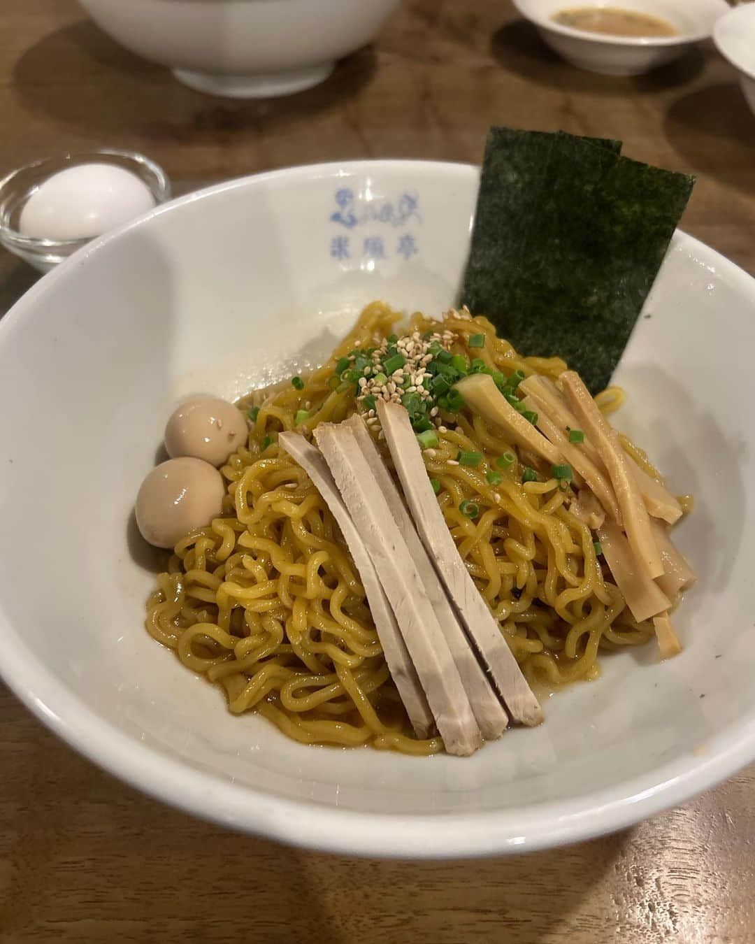 YUUKIのインスタグラム：「🍜 油そば！！！！ 名前だけで…勝手にギトギト脂っこさをイメージして 食べる機会がなかなかありませんでしたが、、、 ぜんぜん違うじゃんっ🥹😂って とにかく美味しさに感動して✨ 今まで食べなかったことを後悔した一杯。  【札幌:米風亭】さん 麺は硬めのシコシコとコシがあるちぢれ麺〜 あっさり濃いめの味付けも〆の一杯に最高です😌✨  トッピングの温玉を途中でin♡ラー油で味変させながら 美味しくなると同時に食べ終わりが近付く 寂しさも噛み締めて😋ごちそうさまでした🎵  #foodstagram #foodphotography #japan #japanesefood #travelphotography #ramen #photography #photooftheday #北海道グルメ #札幌グルメ #北海道ラーメン #札幌観光 #油そば #米風亭」