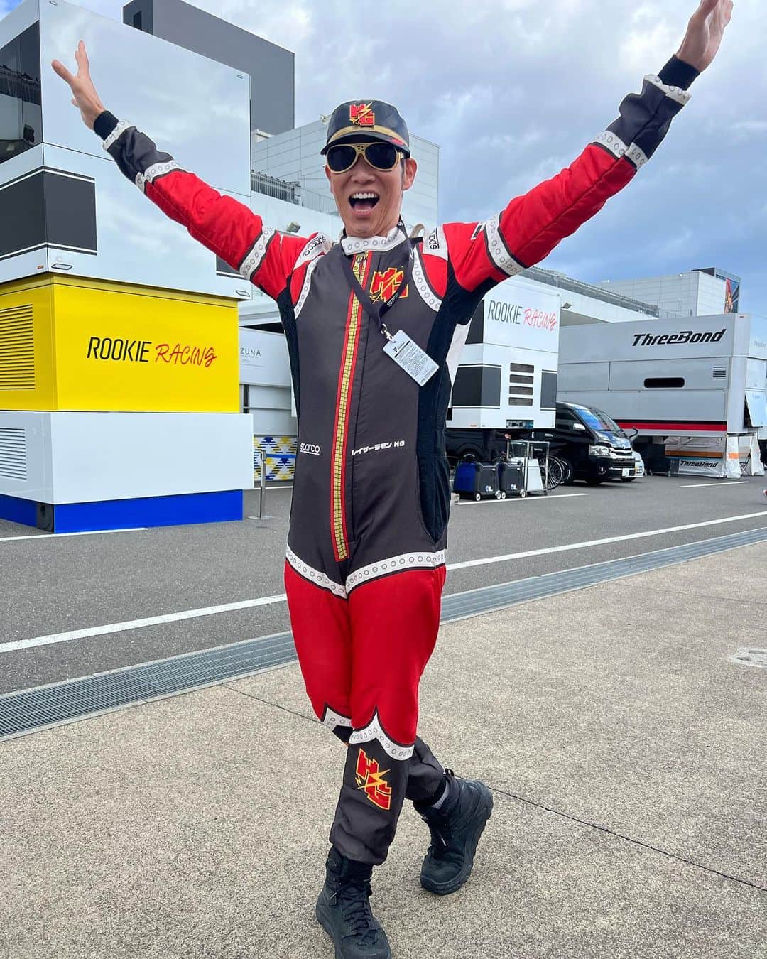 レイザーラモンHGのインスタグラム：「スーパーフォー！ミュラ2023シーズンは宮田莉朋選手の優勝で幕を閉じました🍾 昨年からピットレポートで参加させていただき今季は放送席にも座らせてもらい、知識も増しより楽しむことが出来ました。  脇阪さんとの出会いもあり今春にはGRスープラを納車フォー！ワイルドスピード仕様にしてご機嫌に走らせてます🚗 選手の皆さんにもインタビューさせていただきありがとうございます！いやぁ、レーサーかっこいいっす😎」