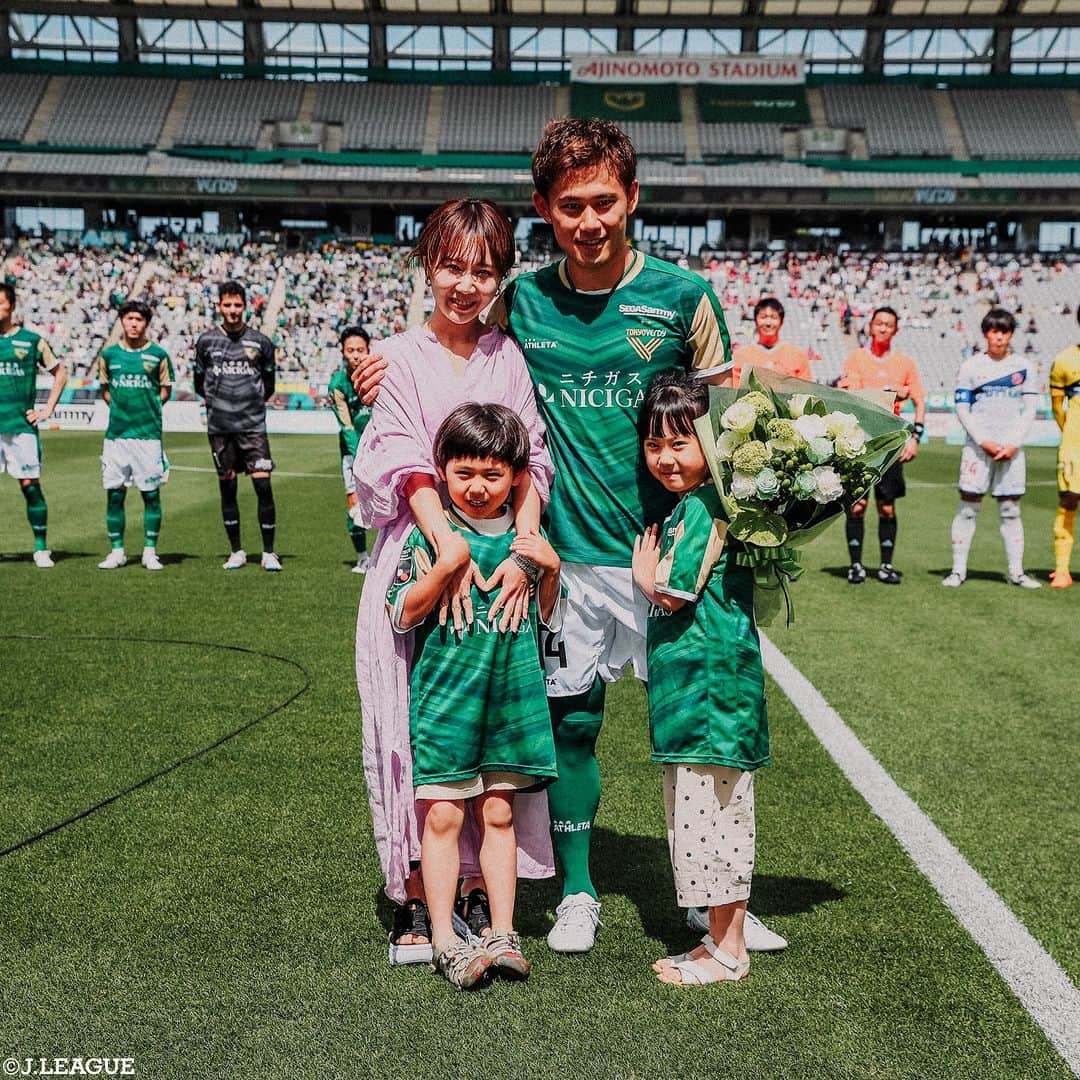 Jリーグさんのインスタグラム写真 (JリーグInstagram)「今シーズンのセレモニーをまとめてみました③💐 試合前にご家族と記念撮影を