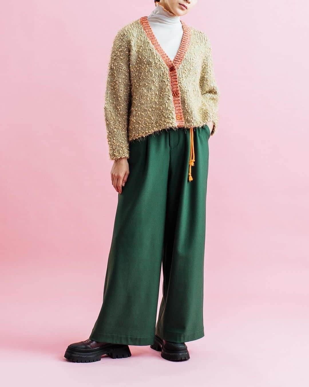 kittleのインスタグラム：「New arrivals  ⁡ Strap straight pants ベルトストラップ付の暖かいパンツです。取り外し可能◎。 これからの季節にぴったりな裏起毛の暖かいストレートパンツ。 ウエストラインが綺麗に見えるようにタックが入っております。 ⁡ LINE友達追加すると、お得なクーポンや 会員様限定セールなどのご案内が届きます。 ⬇︎ https://lin.ee/Cc44uMv ⁡ #kittle #kittleto ⁡ 【𝗈𝗇𝗅𝗂𝗇𝖾 𝗌𝗍𝗈𝗋𝖾】 𝗁𝗍𝗍𝗉𝗌://𝗄𝗂𝗍𝗍𝗅𝖾𝗍𝗈.𝖼𝗈𝗆 𝖭𝖾𝗐 𝖺𝗋𝗋𝗂𝗏𝖺𝗅𝗌 →𝖤𝗏𝖾𝗋𝗒 𝖥𝗋𝗂𝖽𝖺𝗒 𝖯𝖬𝟩」