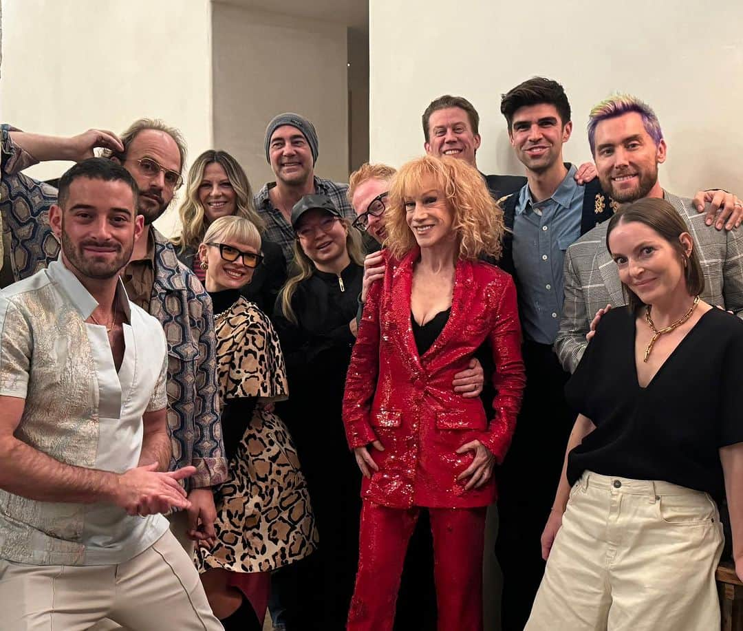 ジェシー・タイラー・ファーガソンさんのインスタグラム写真 - (ジェシー・タイラー・ファーガソンInstagram)「It sounds like a fever dream: We had a dinner party at Sia's house and talked about art and music and then I played a song on her piano that I wrote when I was 10 and then we went into her closet and tried on all her head bands. Oh and my favorite guy from *NSYNC was there too. Sounds like an insane dream but it was actually my Thursday evening last week. @siamusic you are a treasure and I can't wait to spend more evenings like this with you and your beautiful friends! And thank you @kathygriffin for bringing us all together」11月21日 12時52分 - jessetyler