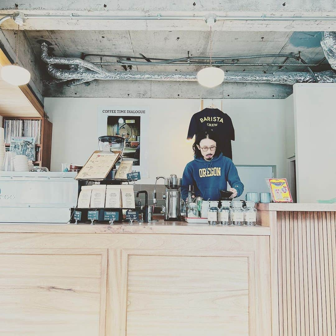 KIKIさんのインスタグラム写真 - (KIKIInstagram)「ashに参加しているcommon coffeeでモーニングコーヒー☕️ ちょうどエスプレッソマシンが故障してしまったとかで でもドリップで淹れてもらったコーヒーも美味しかった  居心地がよくてのんびりしつつも 朝のうちに（といっても開いている場所は少ない）マルヤガーデンにも寄る D&DEPARTMENT での企画展 印染のもののまわり が興味深かった🐟✨」11月21日 12時57分 - kiki_campagnepremiere