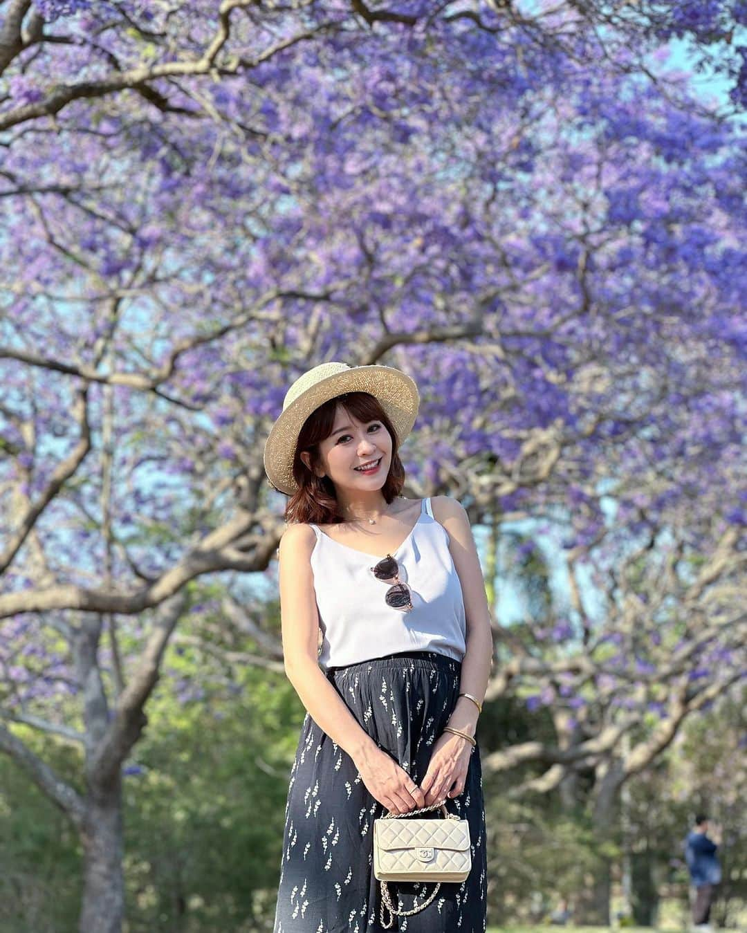 郭圈圈のインスタグラム：「11/2 到布里斯本🇦🇺好幸運還看得到 #藍楹花 #Jacaranda💜我們是去The Women’s College周邊看的，一整排紫紫的好浪漫☺️(本來是導航去 #昆士蘭大學 但不知道確切位置要到哪看）也是第一次看到蜥蜴🦎出現在公園裡曬太陽🌞 - 這天是我們到布里斯本的第一天 好幸福～一下機就有大鵝的專機接送🤍 （是說我們竟然超過五年沒見了呀🥹） 鵝帶我們去吃早午餐還有看藍楹花💜還送我們到飯店🏨 雖然路途刺激（但我心臟本身很大顆是覺得還可以🤣） 但我意外獲得成就感（我竟然教大鵝路邊停車⋯而且澳洲是右駕🤭我自己都驚呆了🤣）（阿恩事後感想：1⃣️語重心長的請大鵝開車真的要小心 2⃣️我的開車技術比大鵝好很多）🤣🤣🤣 等你明年回台見啦🫶🏻到時候不會讓你在台灣開車的😆 - 最後一張是我們這次住的飯店🏨 @fourpointsbrisbane  位置很好👍🏻 然後附近的優格冰很好吃😋我們吃了兩次！叫 Yo-chi @iloveyochi 😋」