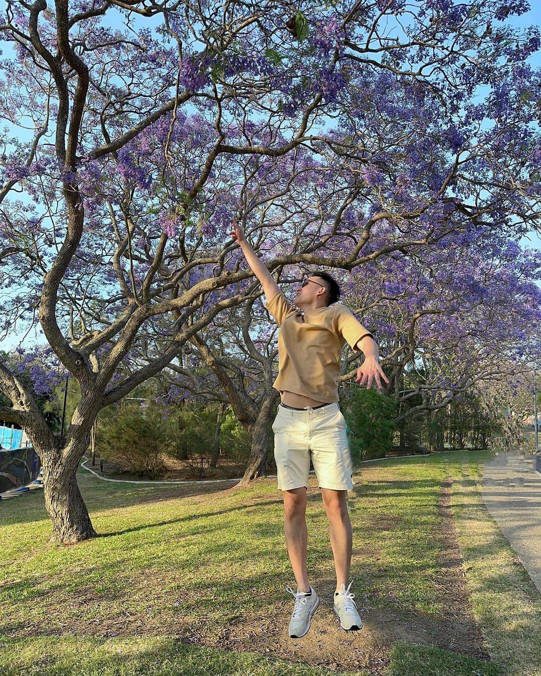 郭圈圈さんのインスタグラム写真 - (郭圈圈Instagram)「11/2 到布里斯本🇦🇺好幸運還看得到 #藍楹花 #Jacaranda💜我們是去The Women’s College周邊看的，一整排紫紫的好浪漫☺️(本來是導航去 #昆士蘭大學 但不知道確切位置要到哪看）也是第一次看到蜥蜴🦎出現在公園裡曬太陽🌞 - 這天是我們到布里斯本的第一天 好幸福～一下機就有大鵝的專機接送🤍 （是說我們竟然超過五年沒見了呀🥹） 鵝帶我們去吃早午餐還有看藍楹花💜還送我們到飯店🏨 雖然路途刺激（但我心臟本身很大顆是覺得還可以🤣） 但我意外獲得成就感（我竟然教大鵝路邊停車⋯而且澳洲是右駕🤭我自己都驚呆了🤣）（阿恩事後感想：1⃣️語重心長的請大鵝開車真的要小心 2⃣️我的開車技術比大鵝好很多）🤣🤣🤣 等你明年回台見啦🫶🏻到時候不會讓你在台灣開車的😆 - 最後一張是我們這次住的飯店🏨 @fourpointsbrisbane  位置很好👍🏻 然後附近的優格冰很好吃😋我們吃了兩次！叫 Yo-chi @iloveyochi 😋」11月21日 12時57分 - helloiamlea