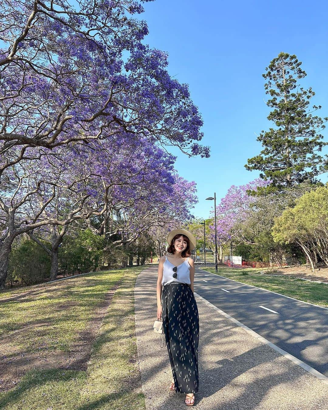 郭圈圈さんのインスタグラム写真 - (郭圈圈Instagram)「11/2 到布里斯本🇦🇺好幸運還看得到 #藍楹花 #Jacaranda💜我們是去The Women’s College周邊看的，一整排紫紫的好浪漫☺️(本來是導航去 #昆士蘭大學 但不知道確切位置要到哪看）也是第一次看到蜥蜴🦎出現在公園裡曬太陽🌞 - 這天是我們到布里斯本的第一天 好幸福～一下機就有大鵝的專機接送🤍 （是說我們竟然超過五年沒見了呀🥹） 鵝帶我們去吃早午餐還有看藍楹花💜還送我們到飯店🏨 雖然路途刺激（但我心臟本身很大顆是覺得還可以🤣） 但我意外獲得成就感（我竟然教大鵝路邊停車⋯而且澳洲是右駕🤭我自己都驚呆了🤣）（阿恩事後感想：1⃣️語重心長的請大鵝開車真的要小心 2⃣️我的開車技術比大鵝好很多）🤣🤣🤣 等你明年回台見啦🫶🏻到時候不會讓你在台灣開車的😆 - 最後一張是我們這次住的飯店🏨 @fourpointsbrisbane  位置很好👍🏻 然後附近的優格冰很好吃😋我們吃了兩次！叫 Yo-chi @iloveyochi 😋」11月21日 12時57分 - helloiamlea