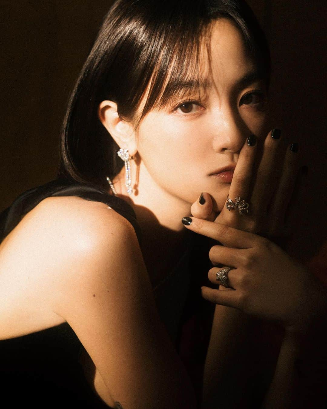 ジングルワンさんのインスタグラム写真 - (ジングルワンInstagram)「： What a BOW 🎀  @gqtaiwan  Jewelry @graff Dress @emporioarmani  Heels @renecaovilla.tw Makeup @giwewe Hair @fourhairzoe Stylist @mrbuleishaw Tailor 佳珍姐 Photo by @hellohenryboy」11月21日 12時58分 - _ginglebellaaa