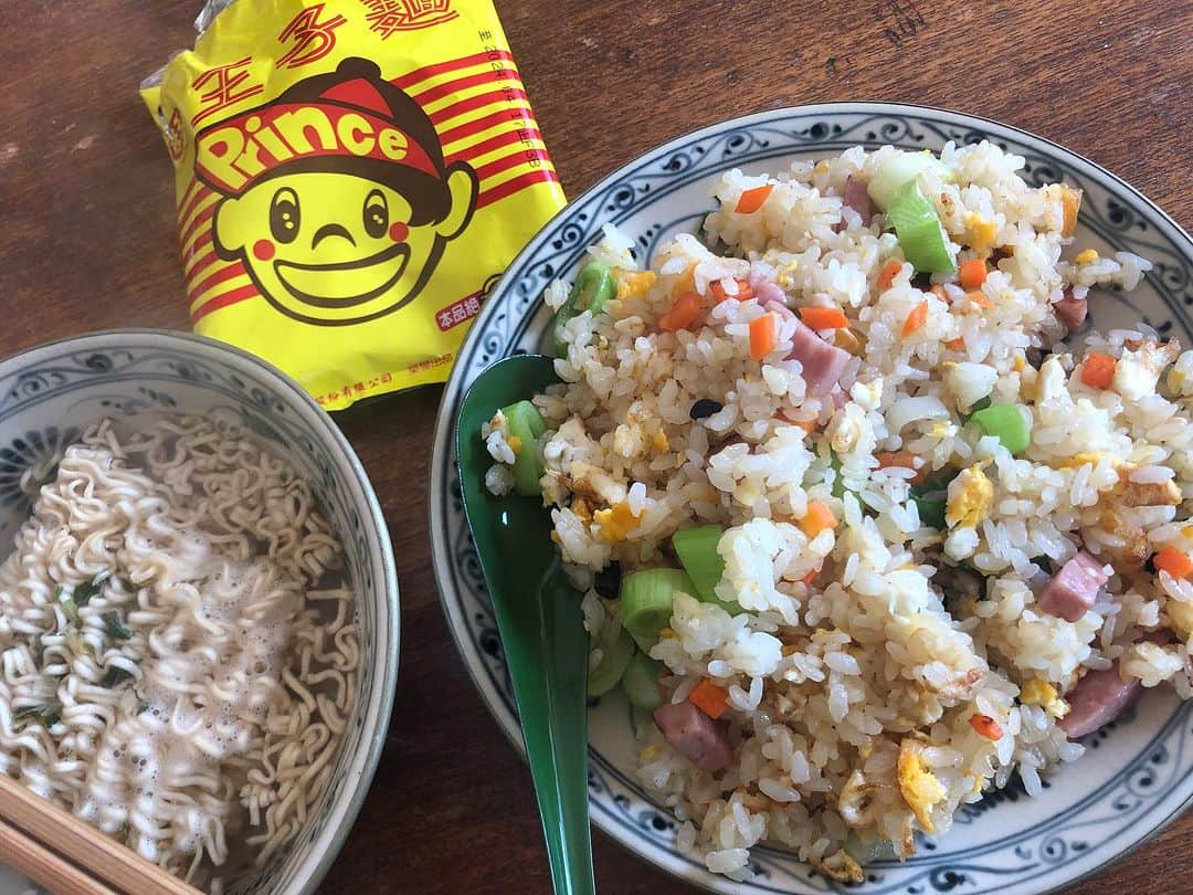 金剛地武志のインスタグラム：「お昼に炒飯。台湾土産の王子麺がスープ代わりに美味しい。こういうもんのときはタイの臭い胡椒がマスト。ほんと好き。」