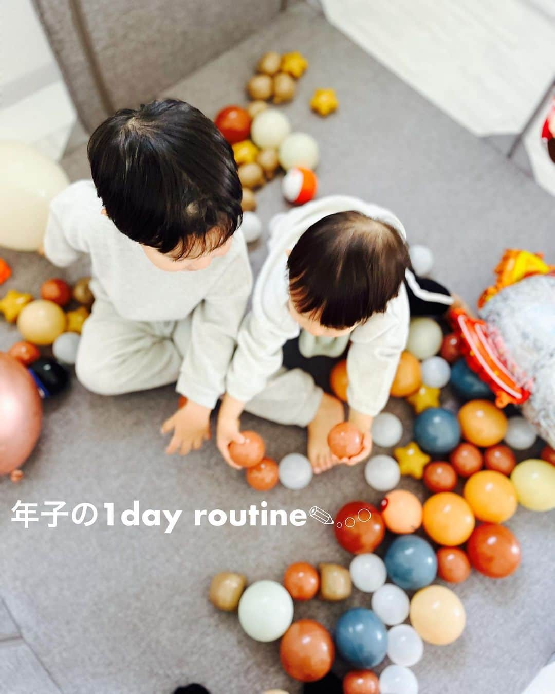 ハミ のインスタグラム：「1歳と2歳。 年子兄弟の1day routine𓂃‪𓃱𓈒𓏸  最近次男が安定して7時まで寝てくれる様になってすごい楽になりました🥺❤️  1番やばかった時は次男夜めっちゃ起きるうえに5時に完全起床。 長男お昼寝全くしない。 っていう時期があって、白目デフォルトだった 🫥笑  長男と次男のねんねスケジュールもほぼ揃って、1日のルーティンもだいぶシンプルに🌼  明日は仲良くなった年子ママさん達とうちで年子会。 2歳3人👦🏻1歳1人👶🏻0歳2人🍼  波乱の予感だけど楽しみー♪  #成長記録#育児日記#1歳#2歳#兄弟#年子#男の子ベビー#男の子ママ」