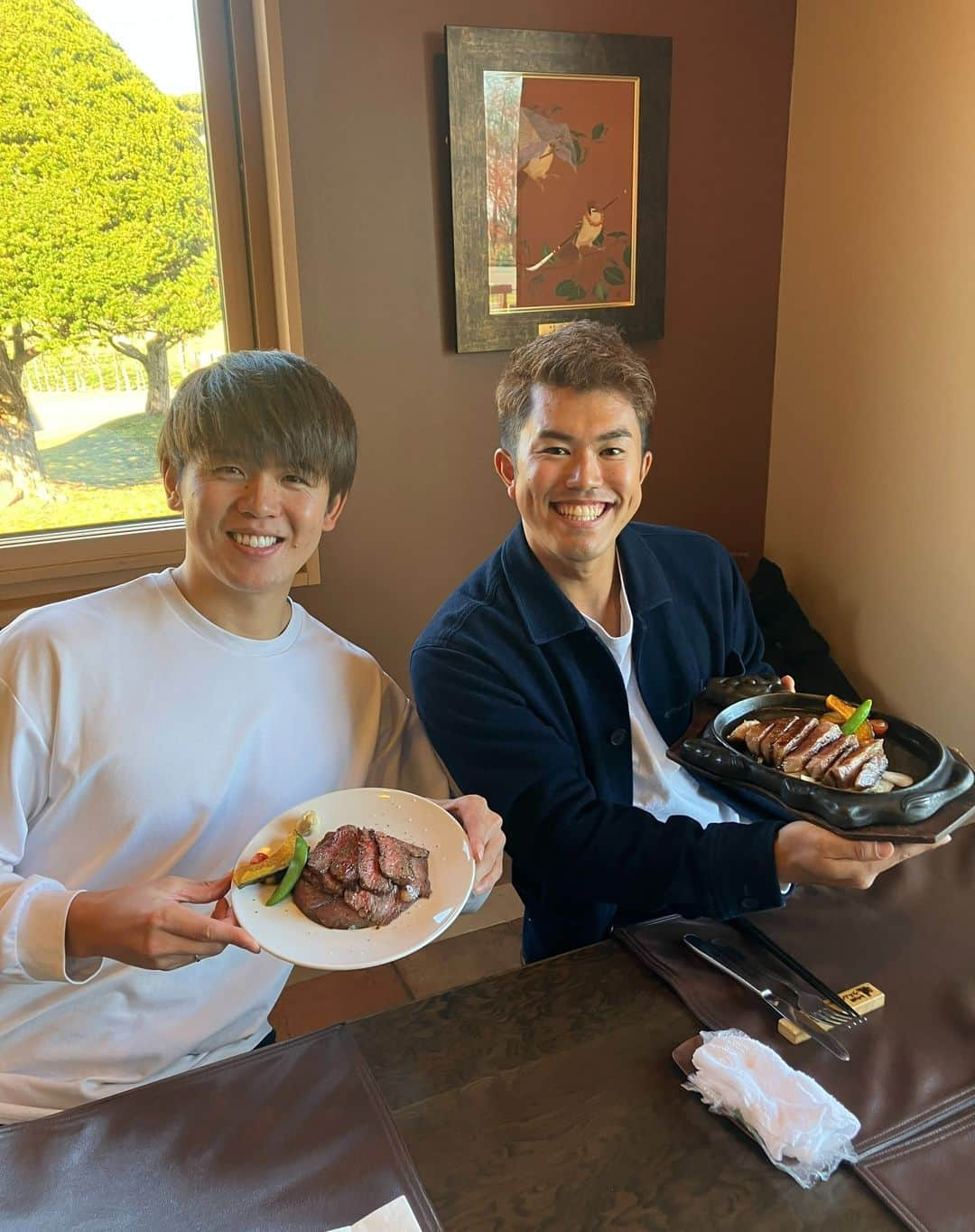 北海道日本ハムファイターズのインスタグラム：「待ちに待ったランチタイム😋🍴  🥩#清水優心 #今川優馬  #白老牛 #白老町  🐟#奈良間大己 #清宮幸太郎  #海鮮丼 #蕎麦 #南幌町   #lovefighters  #応援大使プロジェクト」