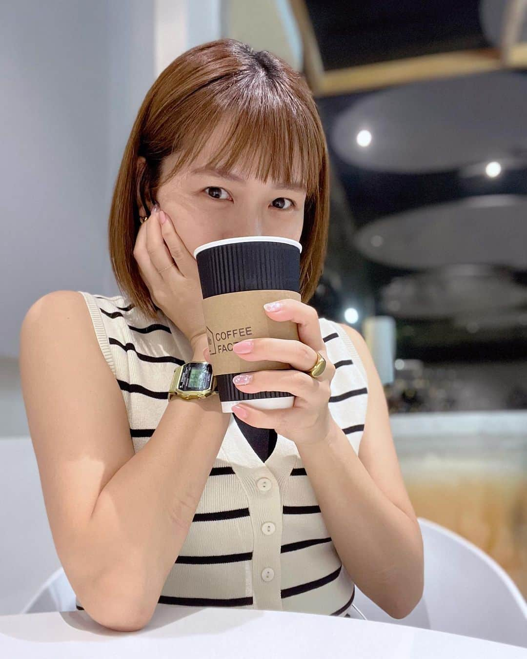 石井あみのインスタグラム：「☕️  3枚目▷▶▷ イヤ。 フィリピンの色々ゆるゆる問題。 フタまで緩いんか！ 私の口も緩いんか！  子どもに心配されながら びしゃびしゃのまま、運転して 帰りました。  このシミは無事に落ちましたが、 フィリピンは洗剤の種類少なくて。 #今夜くらべてみました  でも、日本のダスキンの方たちが マニラの汚ったないお店を お掃除する企画をやってた時も言ってた！  劇薬muriaticに頼りすぎ☠️w  日本から持ってこられるものも限られてるので色々駆使してますが、 ウタマロ、アタックスティックが最強です。 (アタックスティック廃番になっちゃったの悲しすぎる) 日本のハイターは、 町屋マートに行けばあります。  この汚れにはこれ！ってものがないのか、 万能ってことなのか、ほぼブリーチ。 ヤヤは粉末洗剤で床掃除しています。 ドヤ顔で綺麗になると言っていたので様子見です。  缶切りあるよって言ったら、使い方しらないらしく、ドヤ顔で包丁で缶詰を開けたので、それはやめてと 言いました。刃がし にます。  #セブ島#セブ島移住#海外移住#フィリピン#セブ島留学#留学エージェント#セブヨロ#cebu#セブ移住」