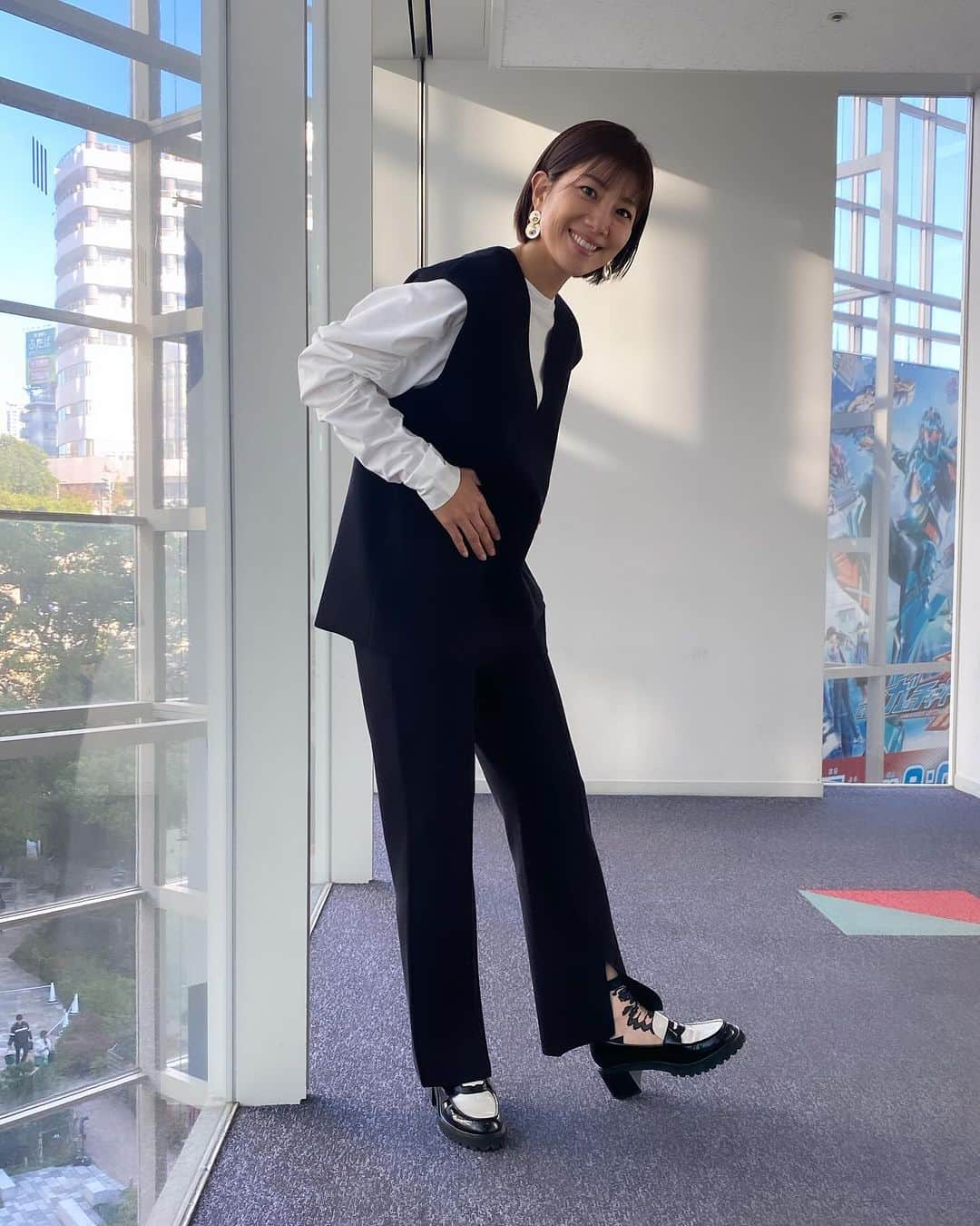 潮田玲子のインスタグラム：「今日は暖かくて過ごしやすいですねー🙆‍♀️今朝のグッドモーニングの衣装です！  衣装提供 ベスト.ブラウス.パンツ @newans.official ピアス @abiste_official  午後からも頑張りましょう〜🎵  #テレビ朝日　#グッドモーニング　#衣装紹介」