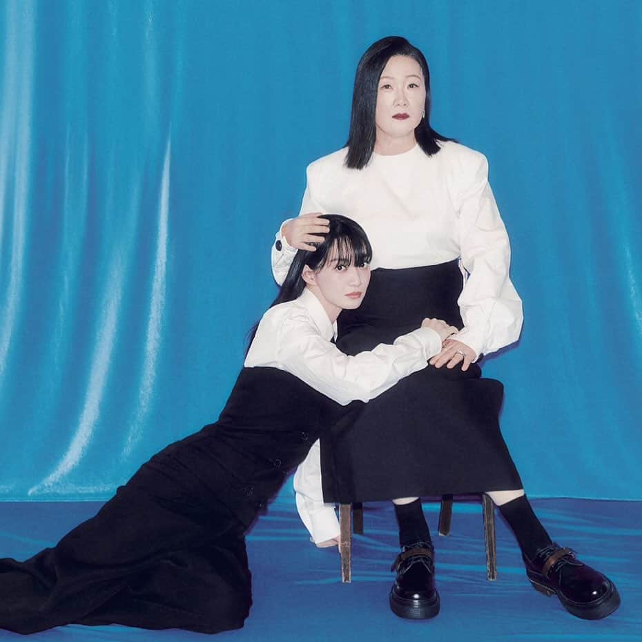 シン・ミナのインスタグラム：「🖤🤍」