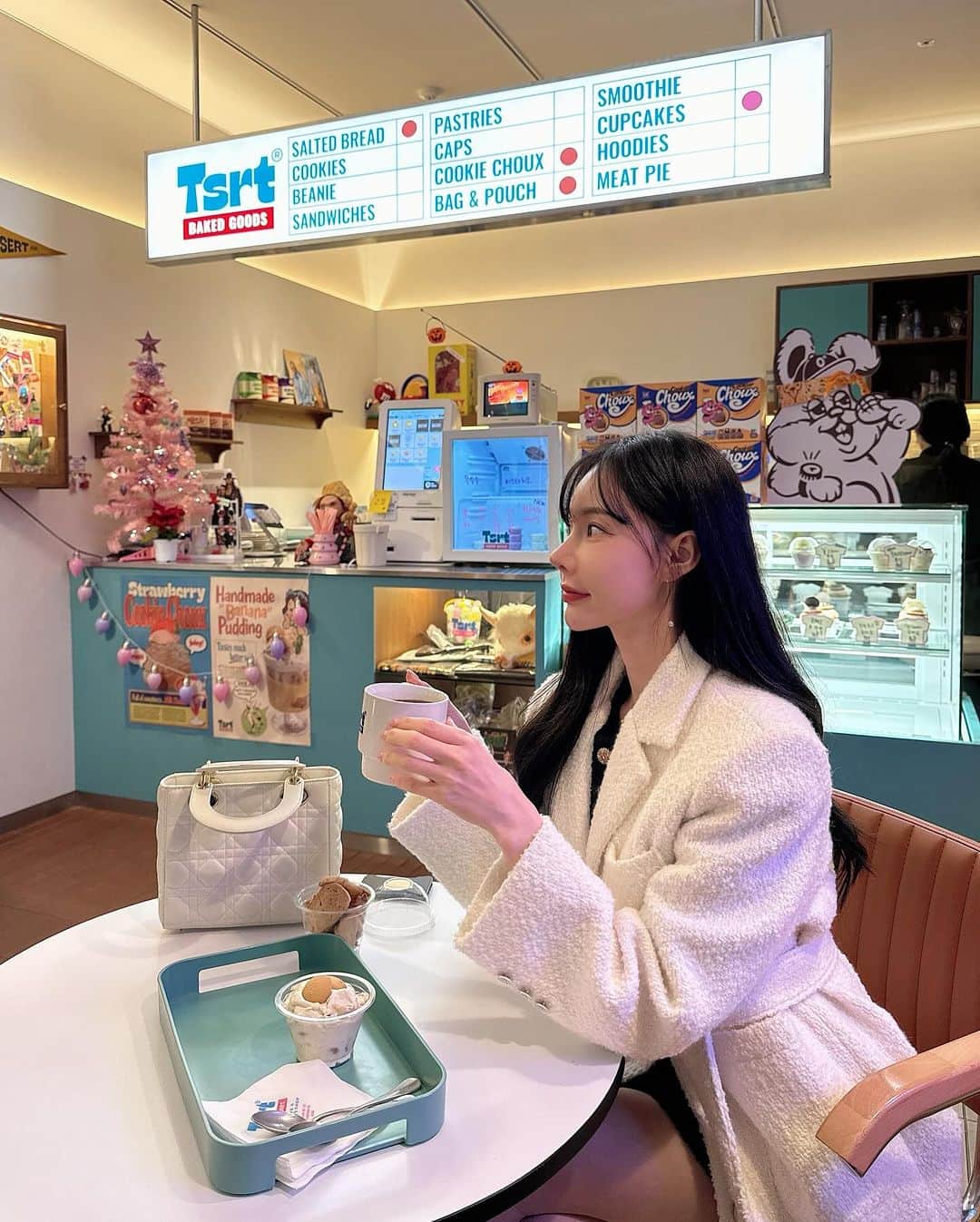 Hyemiさんのインスタグラム写真 - (HyemiInstagram)「귀여운 카페에서  귀여운 디저트 먹었는데 너무 맛있어서 행복했다...🤍  디저트 맛있다니깐 자기가 더 맛있게 만들어 주겠다는 오빠 ㅎㅎ  소소한 일상이 너무 행복한 요즘입니다😚💕」11月21日 13時17分 - hinzajoa