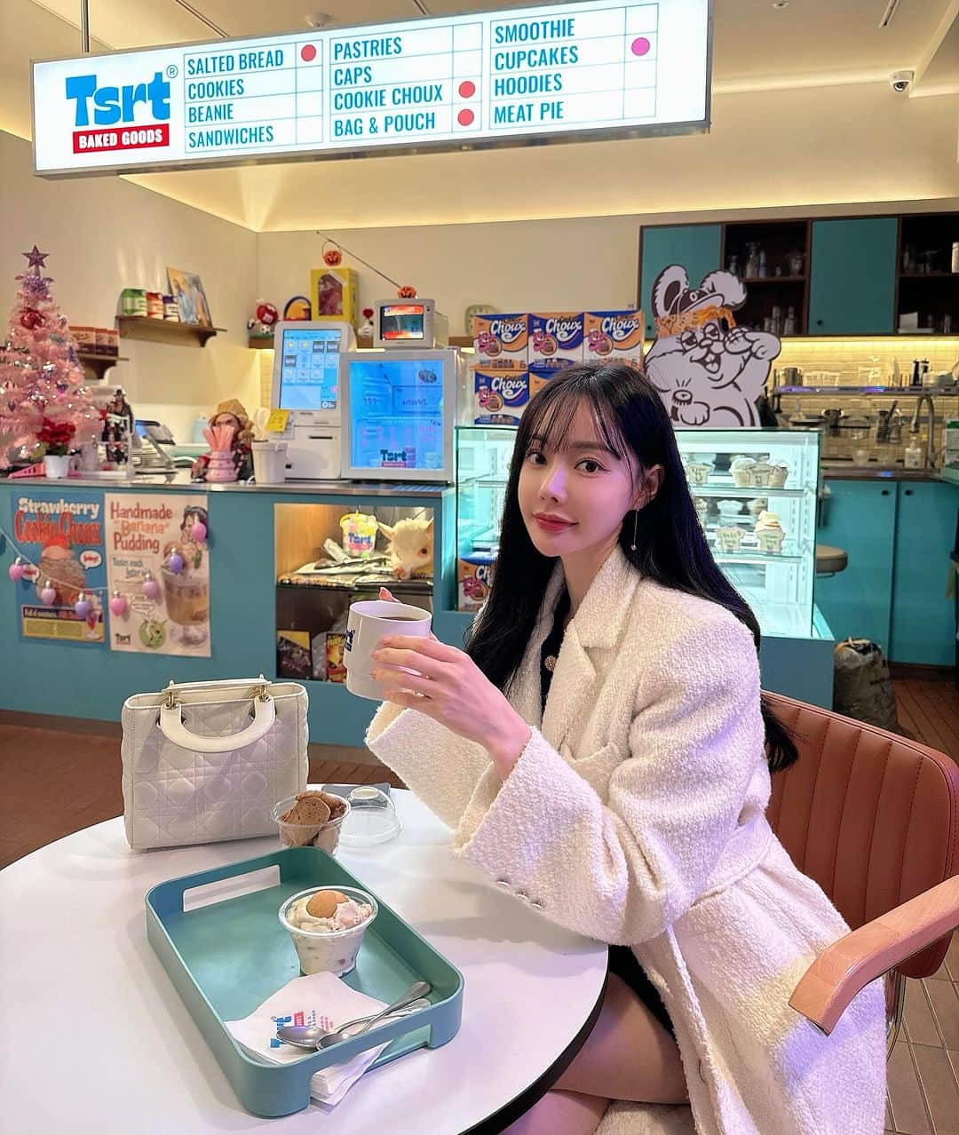Hyemiのインスタグラム：「귀여운 카페에서  귀여운 디저트 먹었는데 너무 맛있어서 행복했다...🤍  디저트 맛있다니깐 자기가 더 맛있게 만들어 주겠다는 오빠 ㅎㅎ  소소한 일상이 너무 행복한 요즘입니다😚💕」