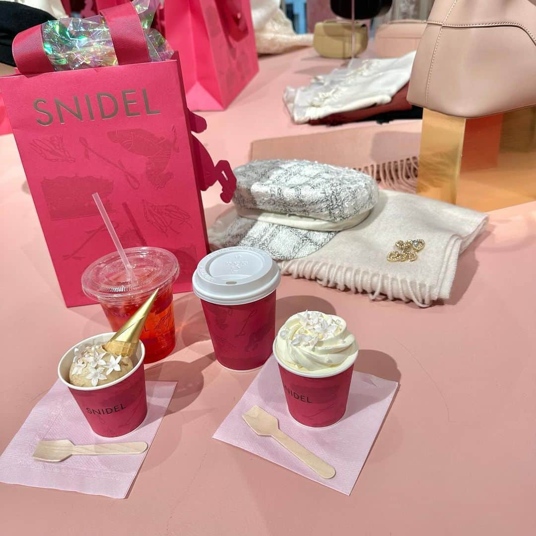 natsumiのインスタグラム：「SNIDELの限定ホリデーイベントへ…♡✨ ㅤㅤㅤㅤㅤㅤㅤㅤㅤㅤㅤㅤㅤ かわいい空間でずっと癒しでした𓂃 𓈒𓏸 @snidelbeauty  @snidel_official  ㅤㅤㅤㅤㅤㅤㅤㅤㅤㅤㅤㅤㅤ ふわふわのニットきて冬は楽しみたい🤍 ㅤㅤㅤㅤㅤㅤㅤㅤㅤㅤㅤㅤㅤ ㅤㅤㅤㅤㅤㅤㅤㅤㅤㅤㅤㅤㅤ #pr #snidel #スナイデル #23wintersnidel #snowmagicholiday #popup #白ニット」