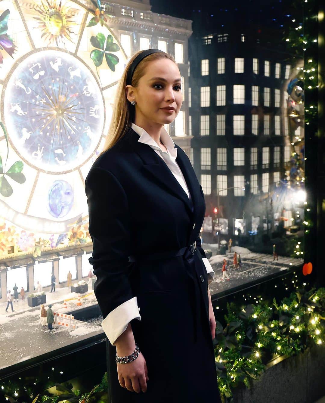 Just Jaredさんのインスタグラム写真 - (Just JaredInstagram)「Jennifer Lawrence had a hilarious reaction when she had a wardrobe malfunction while giving a speech at the Saks Fifth Avenue holiday lighting ceremony. Head to JustJared.com now to see the clip! #JenniferLawrence Photos: Getty」11月21日 13時23分 - justjared