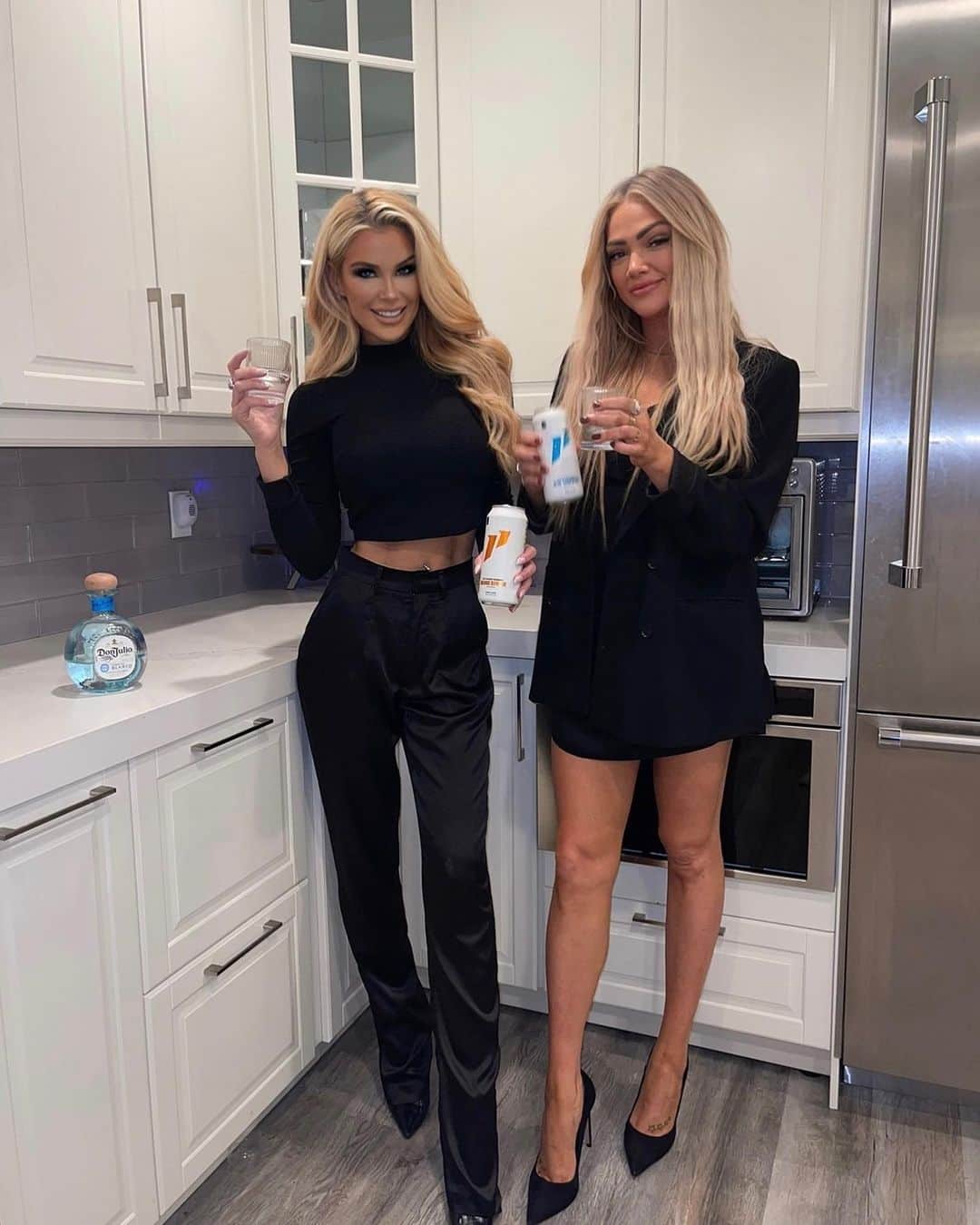 ジェサ・ヒントンのインスタグラム：「Tequila may not be the answer but hey, it’s worth a shot 😜   Girls night out with the best tasting chaser @1stphorm 💙 🥃」