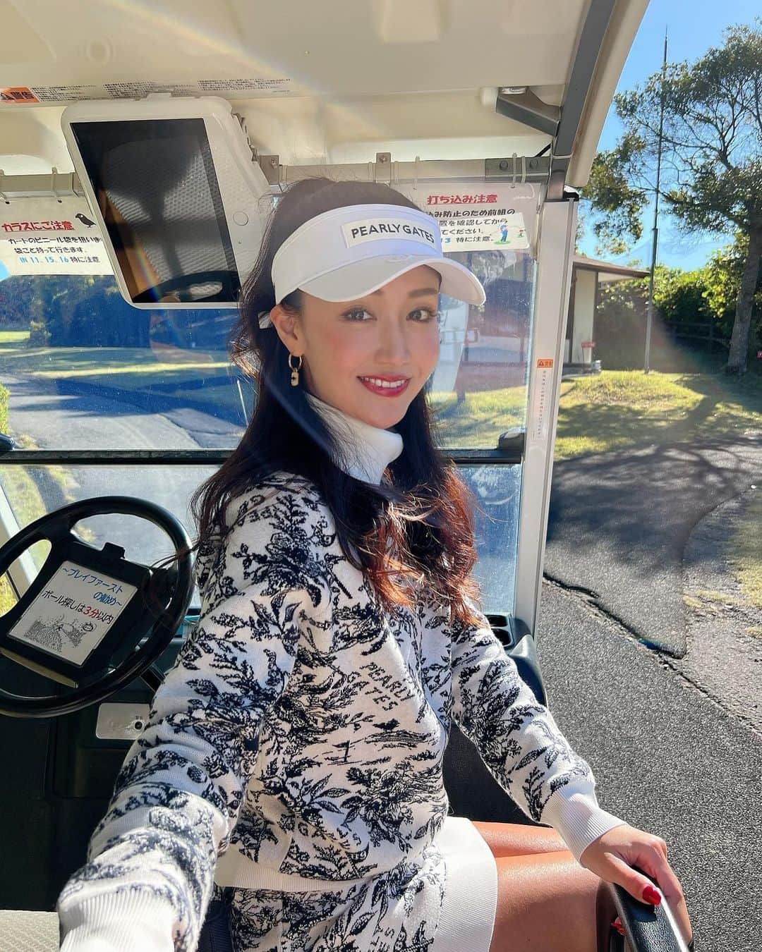 杉田恵李奈のインスタグラム：「先週のゴルス⛳️🏌️‍♀️ 色々ありすぎの先週でした❤️‍🔥 今週もまぁまぁ忙しない日々が続きそうでして、 そんなこんなで師走感が近づいて来たなぁと。 先週のシワ寄せで今週キツめ🤢 シワ寄せからの師走へ突入。 とにかく体調崩さないように気をつけます(*^▽^*) . . #長南カントリークラブ#golf#ゴルフ#千葉県 #ゴルフウェア#ゴルフコーデ#golfwear#pearygates  #変わらず毎週ゴルフを楽しんでおります #ゴルフグッズしか買っておりません #生粋のゴルフ破産の匂いが漂って参りました」