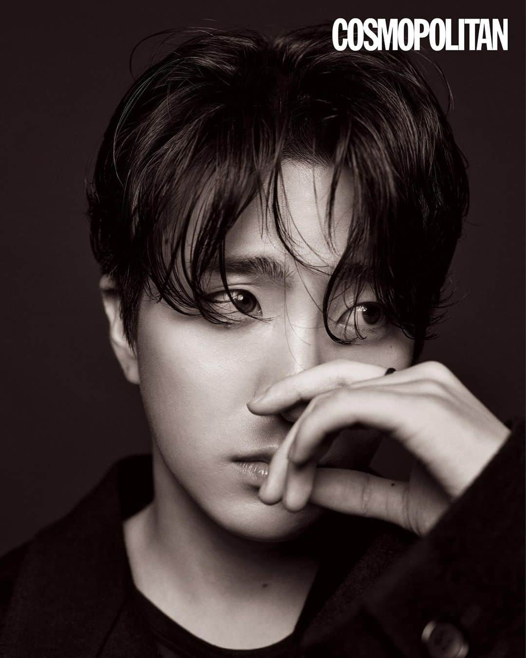 ヨンジェのインスタグラム：「#YOUNGJAE #cosmopolitan 😁」