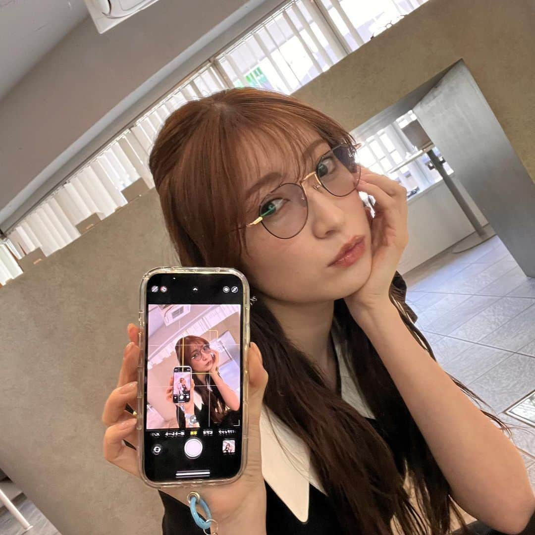 吉田朱里さんのインスタグラム写真 - (吉田朱里Instagram)「@resee.official ✖️吉田朱里コラボ 👓 お待たせしました🙇‍♀️❤️ 春頃から動いていたコラボ眼鏡の予約が始まりました🩷 . 2種類のデザインにカラーレンズもあって 計４種からお選びいただけます🩶🩶 . レンズを度入りに変更なども可能です🙆‍♀️🙆‍♀️ . 今回は受注生産になりますので オンライン、店舗でのご予約をよろしくお願いします！ 試着をしたいって方は 原宿のリシーの店舗、大阪は12月に梅田周辺で ポップアップがあるのでそこに展示させていただきますので 是非試着もしてみて決めてくださいね🥰 . 小学生の頃から目が悪くて 外ではコンタクト、家ではメガネな人生な私。 こんなにつけやすくて、つけてて明るい気持ちになれる 眼鏡に初めて出会えた眼鏡ブランドです🤍 だからコラボ嬉しかったの❤️ . 特殊なレンズで反射しにくく、デザインもオシャレで 度数の高いレンズでも他の眼鏡に比べて、目が小さくならなくておブスにならないの！笑 . 人に眼鏡姿見られるの嫌で 外に出る時は絶対コンタクト！だった私も リシーの眼鏡に出会って外にも眼鏡かけていけるようになりました😂🩷 . デザインは誰でも着けやすい細縁だったり 肌馴染みのいいカラー。 そして面長も解消できるような、下が大きめの デザインにしました👓🤍 . 是非 @resee.official のオンラインサイトから チェックしてください☺️ . #吉田朱里コラボメガネ　#アカリンコラボメガネ」11月21日 13時42分 - _yoshida_akari