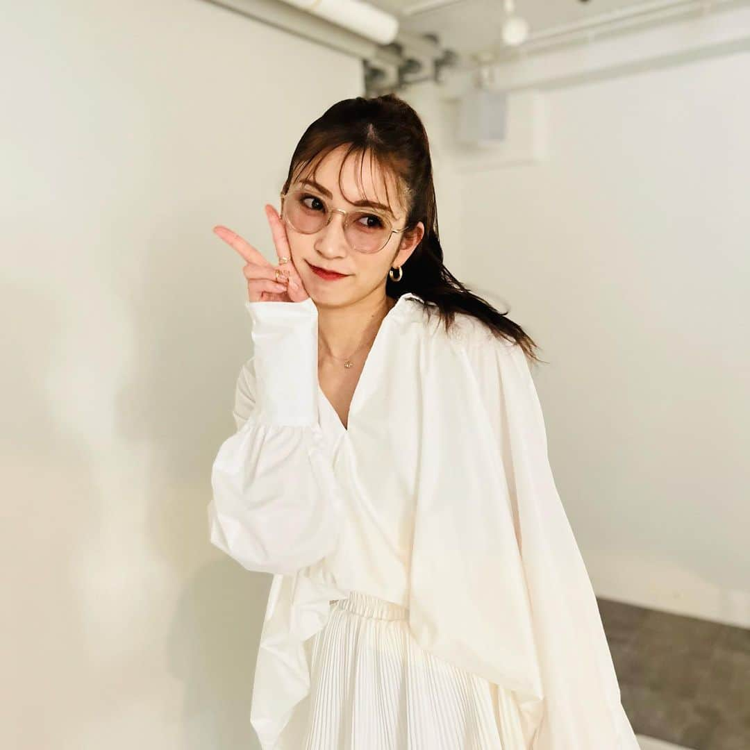 吉田朱里さんのインスタグラム写真 - (吉田朱里Instagram)「@resee.official ✖️吉田朱里コラボ 👓 お待たせしました🙇‍♀️❤️ 春頃から動いていたコラボ眼鏡の予約が始まりました🩷 . 2種類のデザインにカラーレンズもあって 計４種からお選びいただけます🩶🩶 . レンズを度入りに変更なども可能です🙆‍♀️🙆‍♀️ . 今回は受注生産になりますので オンライン、店舗でのご予約をよろしくお願いします！ 試着をしたいって方は 原宿のリシーの店舗、大阪は12月に梅田周辺で ポップアップがあるのでそこに展示させていただきますので 是非試着もしてみて決めてくださいね🥰 . 小学生の頃から目が悪くて 外ではコンタクト、家ではメガネな人生な私。 こんなにつけやすくて、つけてて明るい気持ちになれる 眼鏡に初めて出会えた眼鏡ブランドです🤍 だからコラボ嬉しかったの❤️ . 特殊なレンズで反射しにくく、デザインもオシャレで 度数の高いレンズでも他の眼鏡に比べて、目が小さくならなくておブスにならないの！笑 . 人に眼鏡姿見られるの嫌で 外に出る時は絶対コンタクト！だった私も リシーの眼鏡に出会って外にも眼鏡かけていけるようになりました😂🩷 . デザインは誰でも着けやすい細縁だったり 肌馴染みのいいカラー。 そして面長も解消できるような、下が大きめの デザインにしました👓🤍 . 是非 @resee.official のオンラインサイトから チェックしてください☺️ . #吉田朱里コラボメガネ　#アカリンコラボメガネ」11月21日 13時42分 - _yoshida_akari