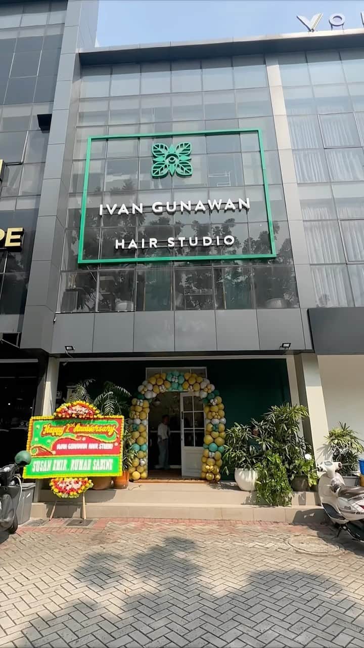 Ivan Gunawanのインスタグラム：「Syukuran aniversary  ivangunawan  hair  studio ke  2 ❤️❤️❤️   .  Thank you @linneabeautybar_id @keunehaircosmetics & @ivangunawan_cosmetics for always supporting us along the way. Delightful Dishes by @dapurmamanina.id Beautiful decorations by @almapartyplanner23  Thank you @bankbri_id and all our lovely customers.  #happyanniversary #2ndAnniversary #happyanniversaryivangunawahairstudio #ivangunawanhairstudio」