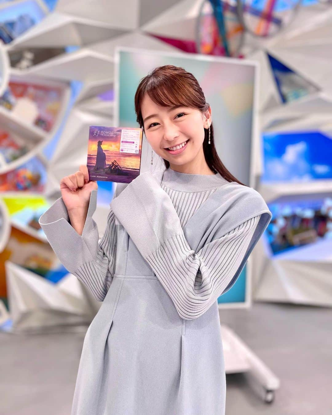 フジテレビ「めざまし8」さんのインスタグラム写真 - (フジテレビ「めざまし8」Instagram)「. 🎼きょうのこむっち🎤 ❁.。.:*:.。.✽.。.:*:.。.❁.。.:*:.。.✽.。.  HY・仲宗根泉さんの力強い歌声に心動かされました🥺✨  「一生一緒にいてくれや～🎶」ってくらもん🦖！それは私がもらったCDだよ！！😲💦  ✼••┈┈┈┈┈••✼✼••┈┈┈┈┈••✼  💠ニット、ワンピース @naturalbeautybasic_official  ✨アクセサリー @osewaya_official  🥿シューズ @dianashoespress   #めざまし8 #小室瑛莉子 #こむっち #衣装 #fashion #fashionstyle #ootd」11月21日 13時45分 - mezamashi8.tv