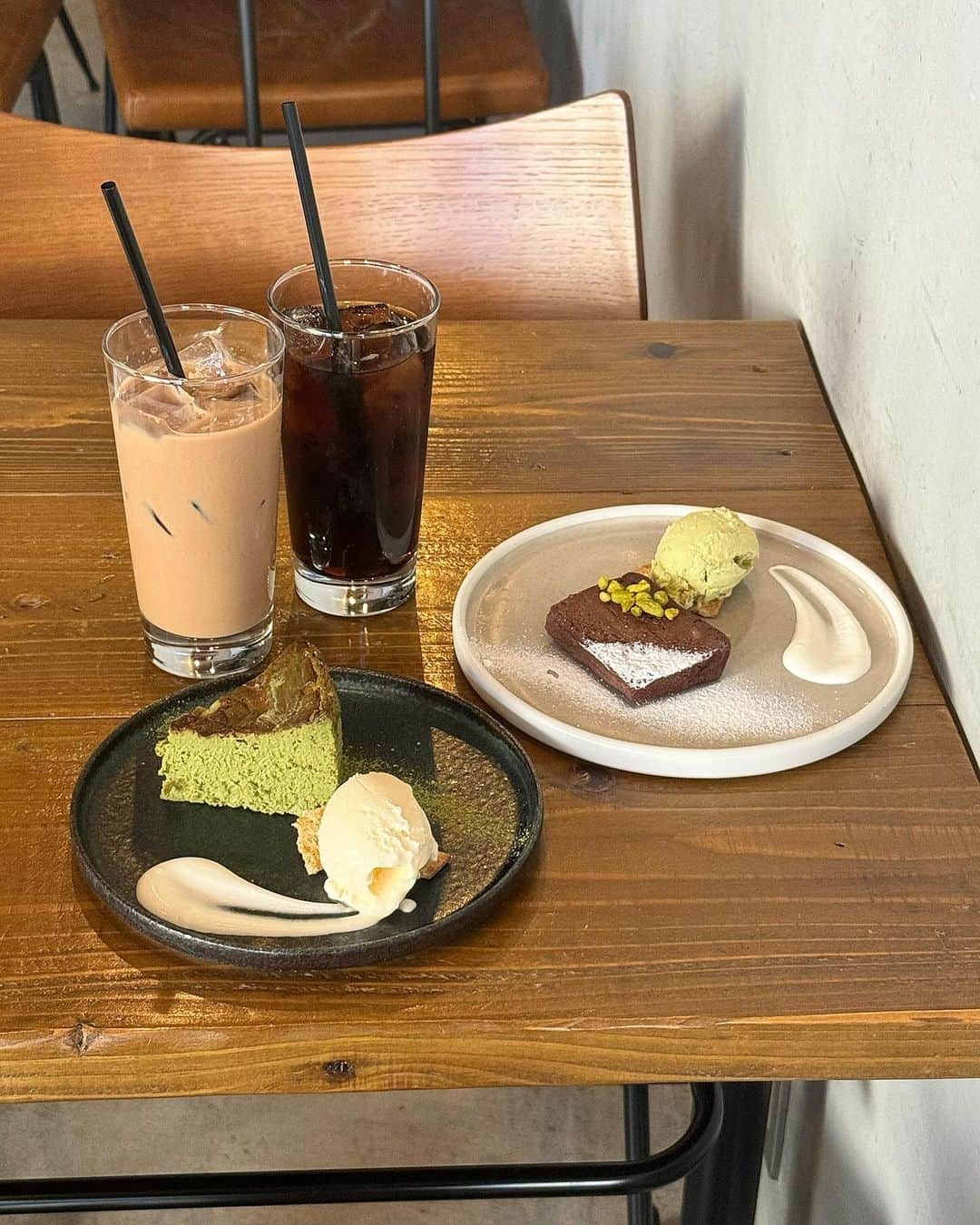 熊江琉唯のインスタグラム：「浅草でおしゃれなグルテンフリーデザートのカフェみっけた☕️  抹茶バスクチーズケーキとガトーショコラを1つずつ頼んでシェアしたよ🧀🤍  抹茶のチーズケーキは甘くなくて抹茶の苦味が良いアクセント🤤 そして実はガトーショコラに添えられてたピスタチオアイスが一番お気に入りだったりする。笑 このアイスまたすぐ食べにきたい🤤🤤💚  PR @101__ichimaruichi #田原町 #田原町カフェ #田原町グルメ #田原町ランチ #浅草グルメ #浅草カフェ #浅草ランチ #カフェ #カフェ巡り #cafe #グルテンフリー #グルテンフリーカフェ #グルテンフリースイーツ #チーズケーキ」