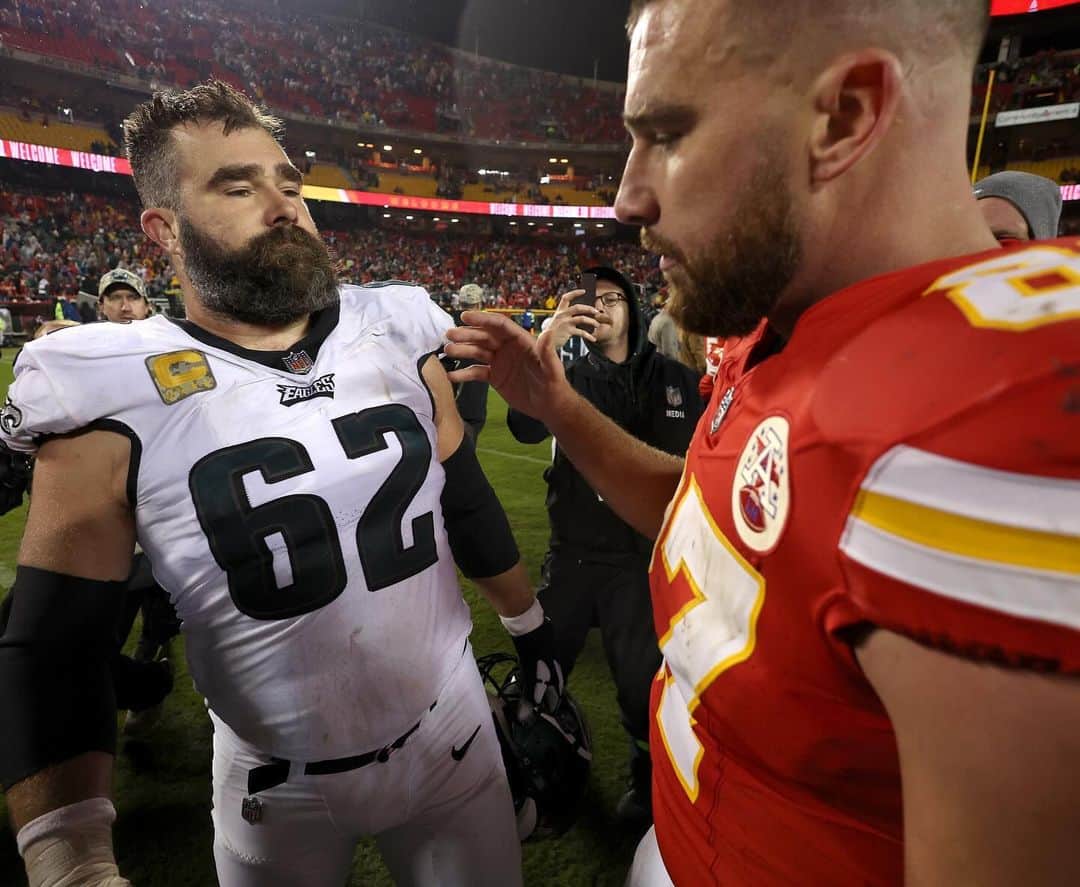 Just Jaredさんのインスタグラム写真 - (Just JaredInstagram)「Travis Kelce suffered his first-ever loss against brother Jason Kelce during their NFL match-up between the Chiefs and Eagles on Monday night. All the details and photos at JustJared.com. #TravisKelce #JasonKelce Photos: Getty」11月21日 13時50分 - justjared