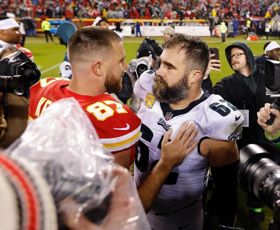 Just Jaredさんのインスタグラム写真 - (Just JaredInstagram)「Travis Kelce suffered his first-ever loss against brother Jason Kelce during their NFL match-up between the Chiefs and Eagles on Monday night. All the details and photos at JustJared.com. #TravisKelce #JasonKelce Photos: Getty」11月21日 13時50分 - justjared