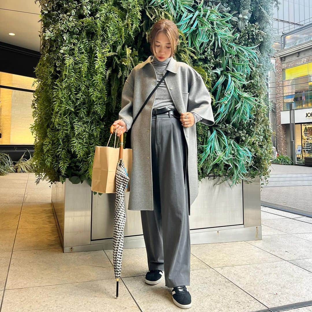 yyurielのインスタグラム：「. いつかのcoordinate 一目惚れしたコート🩶🐘 ワンピースにもなる◎😍 @blamink.official」