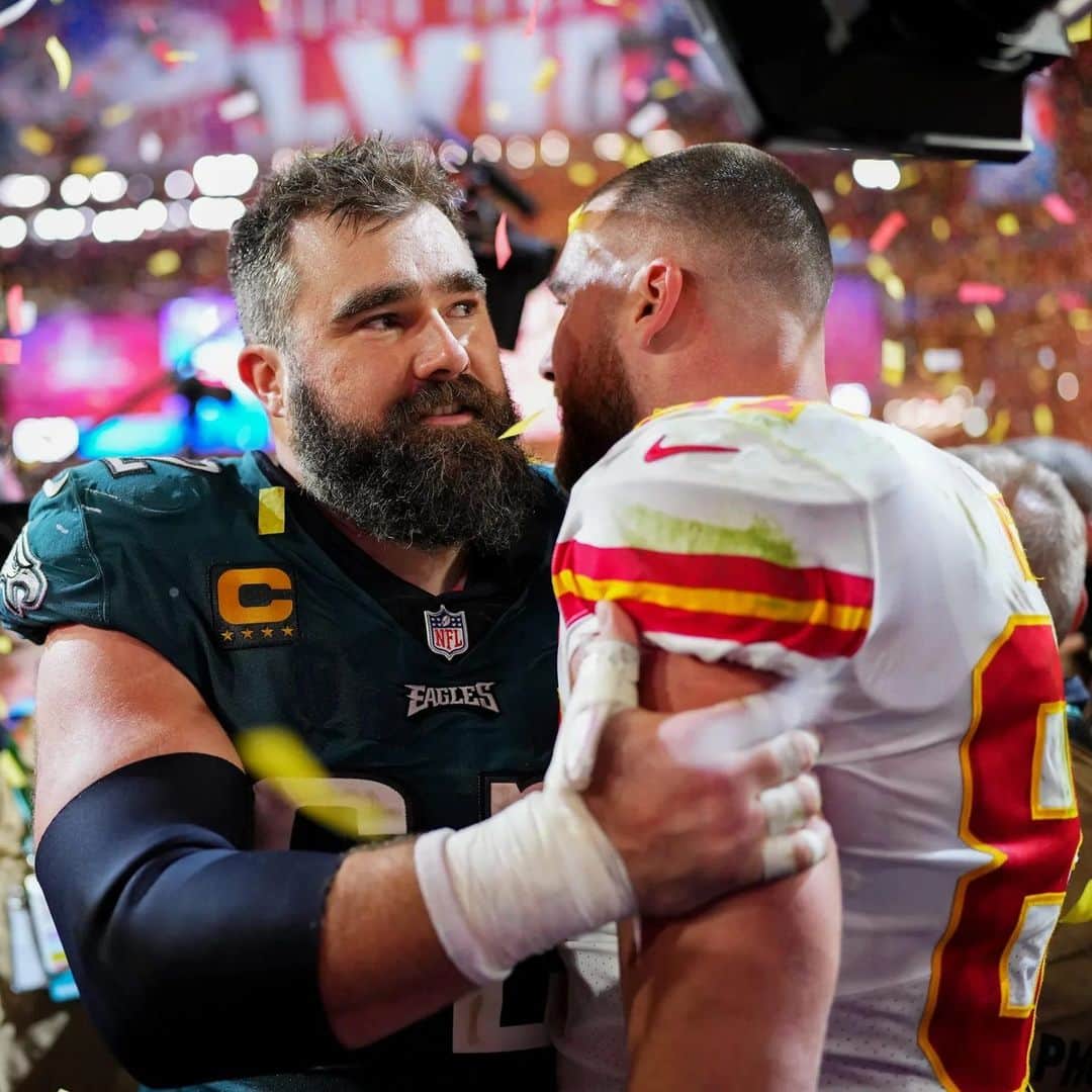 Us Weeklyのインスタグラム：「Jason Kelce's Philadelphia #Eagles pulled off a ~ swift ~ win against brother Travis Kelce's Kansas City #Chiefs in their first showdown since Super Bowl LVII. Details on the older Kelce's first victory against his baby bro are at the link in bi🏈. (📸: Getty)」