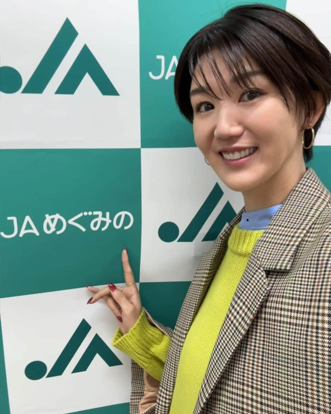 栗原恵のインスタグラム：「. JAめぐみの とれったひろば関店 特設ステージで "どうする私たちの「食」と「農」" というテーマでトークショーをさせていただきました🎤  現役時代から栄養学に興味があり学ぶことが好きだった私にとって これからの食と農について改めて考えるキッカケをいただけたトークショーでした🧑‍🌾🍅🥬🥕🫛  野外ステージで気温も低い中でたくさんの方が集まってくださり 楽しい時間を過ごせたことに感謝です✨  shirt / knit / jacket / skirt @o0u_official   boots @grandegrande_official   accessory @celle_jewel   stylist @yuka_celle」