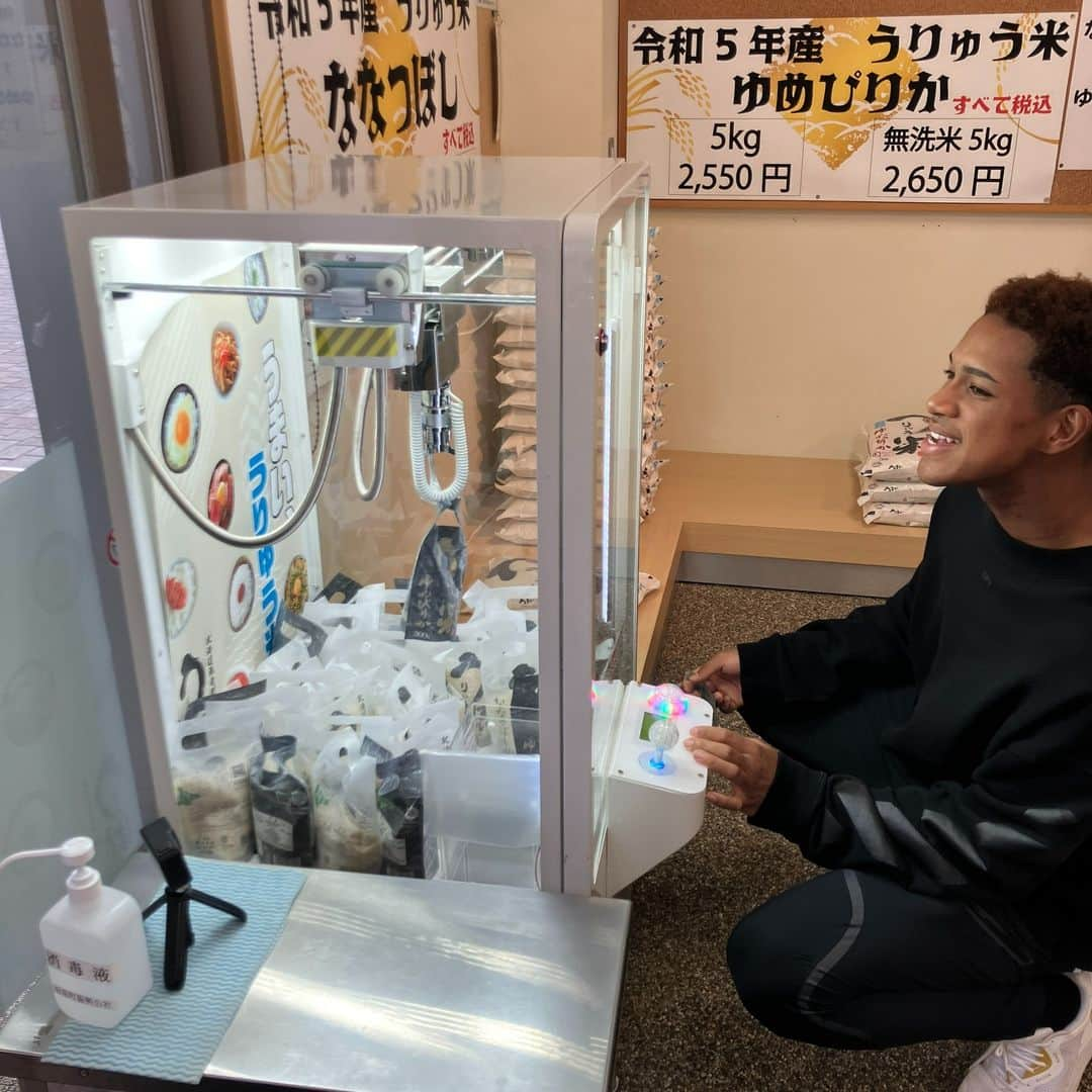 北海道日本ハムファイターズのインスタグラム：「#道の駅 田園の里うりゅうで、うりゅう米クレーンゲームに挑戦🔥🌾  #万波中正 #果たして結果は…  #矢澤宏太  #顔はめパネル  #雨竜町  #lovefighters  #応援大使プロジェクト」