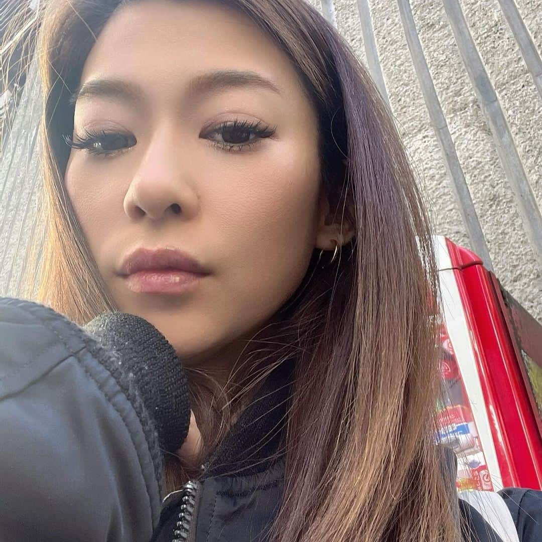 長谷川唯のインスタグラム：「・ ・ 今回初めての @casa.de.gracia_ginza での施術を決めて @dr_guccy 先生に悩みや相談をして一番私に合っているメニューを✨特に顎下の脂肪が気になって気になって仕方なかったの！！今回はネックリフトと顎下脂肪吸引👌🏼次回の投稿で感想書くねー🧡🧡仕上がりが楽しみ🥰  ・ ・ なにより先生を含めてスタッフさんの優しさや心遣いがまじで安心したぁ🥹🙏🏻✨  ・ ・ #GRACIA #顎下脂肪吸引 #ネックリフト #me #アンチエイジング」