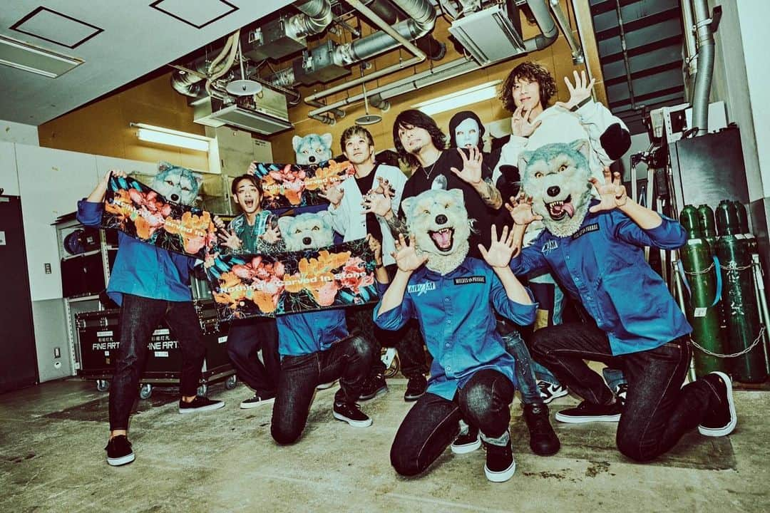 生形真一のインスタグラム：「Hand in Hand Tour、ファイナル東京はMAN WITH A MISSION と。  マンウィズとの対バンは7年振り。今や誰も が知るバンドとなった彼らだけど、昔と何も変わらず、２つ返事で今回のライブにも参加してくれました。 ライブハウスで観るマンウィズは、ステージがシンプルな分その曲の良さとライブバンドとしての力量を改めて感じさせられた素晴らしいライブでした。  俺達もその熱量と勢いを引き継いでの全力のライブ、最高の形でツアーを締めくくる事が出来ました。 参加してくれた皆さん本当にありがとう。  日本のバンドシーンの中でも有数の強者達と共演させてもらった今回のツアー、本当に沢山の刺激と、バンドにとって貴重な経験をさせてもらいました。そして俺らはまた成長出来たのではないかと思っています。  そして年をまたいで次はいよいよ15周年の締めくくり、2024年2月24日、日本武道館です。」