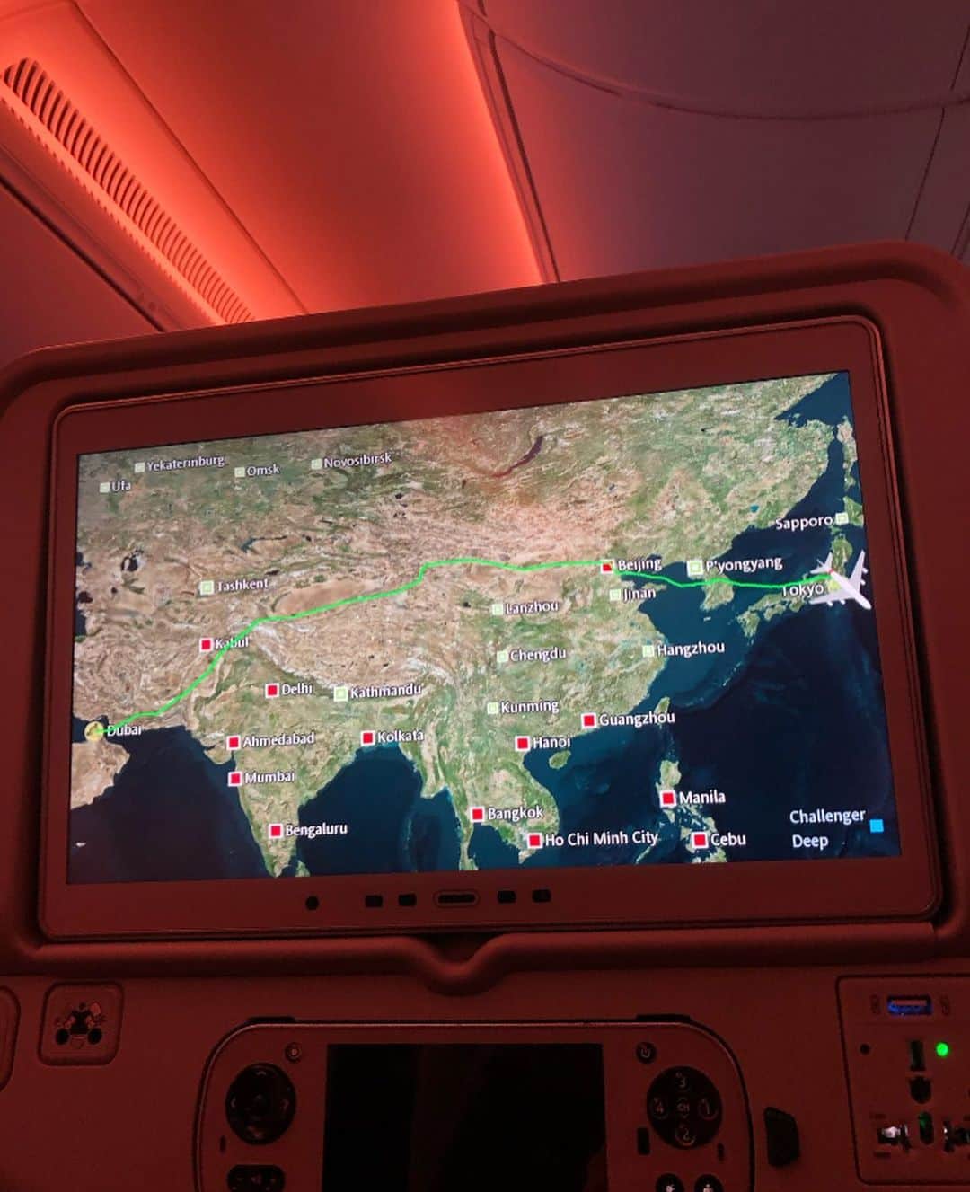 榊山敬代さんのインスタグラム写真 - (榊山敬代Instagram)「👋✈️… ・ つづき  バルセロナ空港へと 向かいましてからは  少し時間がありましたので 空港内をおさんぽしまして 名残惜しく最後のカンパイ  ということでビールや ワインなどかるく乾杯  そして  たのしかったなぁ…と しみじみ振り返るとき  バルセロナから向かいました先は エミレーツ航空でドバイのコース  機中泊でしたがまた映画を2本程 鑑賞をしてしまいねむれないまま  ドバイへ到着しまして 帰りはドバイ国際空港 の滞在時間はみじかく  またエミレーツ航空へ 乗り継ぎまして成田へ  さていよいよ さよならの時  そして  離陸して壮大に広がる海を 見下ろしながらただありが とうございましたとお礼の キモチに包まれるのでした  🙏…  今回の旅は憧れのエミレーツ航空を 満喫することができて夢が叶いまし た時でしたが座席も少し広めでした し大型でしたので飛行中や着陸のと きも振動を感じないほど快適でした  また日本時間に合わせて夜の時刻に なりますと機内の天井にはお星さま がきらめく演出や照明が変化してゆ く演出も印象的でまた乗りたいなぁ  と機内で未来へのイメージ もふくらむひとときでした  ところで  今年のはじまりは海外へ行きたいなぁ と昨年の年末に期限の切れたパスポー トを取りにいったのですけど昨年では パスポートセンターもガラガラの模様 には驚く程海外へ行くのはまだ早いか なぁと思っていたのですがこのような タイミングで気がつけば海外へ飛んで しまった現実には信じられない時間で したが実際今回のヨーロッパ旅行では 日本人に全く会わず唯一出逢えた場所 はサグラダファミリアの中で２家族の みでその方も初めて日本人に会えまし たとおっしゃっていました程現状はま だ日本から旅行される観光客はあまり 増えていない模様をうかがうのでした  またこの度の旅を通して 人生にはかみさまが居て  そのかみさまからの　　 タイミングとはふと 突然にとやってきて  その意外なタイミングへ乗るか乗 らないのかが試されているのかな  とこの度の海外旅行では人生の おもいにもよらないひとコマを 学ばせていただきましたと共に  ローマのバチカン美術館や サグラダファミリアなどで 本物の芸術の在り方を何度 も心から実感できる機会を 目の当たりにできたことは  画家人生にとりまして格別 な宝物となりまた改めて日 々精進してゆくともしびを 心に沢山灯してくれました  そしてあらためて 芸術はすばらしい と驚嘆するなかで  芸術のチカラを信じさ せてくださる旅でした  今回は９日間と いうながい記録 となりましたが  画家人生の貴重 なひとコマとし て記念に記録と 感謝を込めて…  おわり  #旅行 #旅 #エミレーツ航空 #Emirates #エミレーツ  #飛行機大好き  #スペイン #Spain #バルセロナ #Barcelona #海外旅行 #旅行 #旅 #芸術  #アート #ART #travel #人生思い出づくり #毎日がスペシャル  #旅スタグラム #たびすたぐらむ」11月21日 13時59分 - sakakiyamatakayo